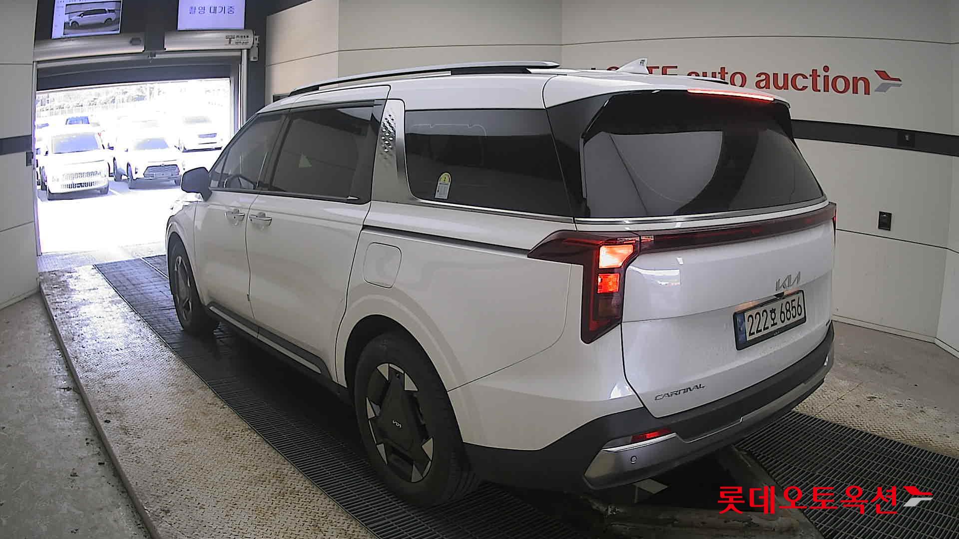 Kia Carnival Hybrid 2024 Snow White Pearl из Кореи, фото 6