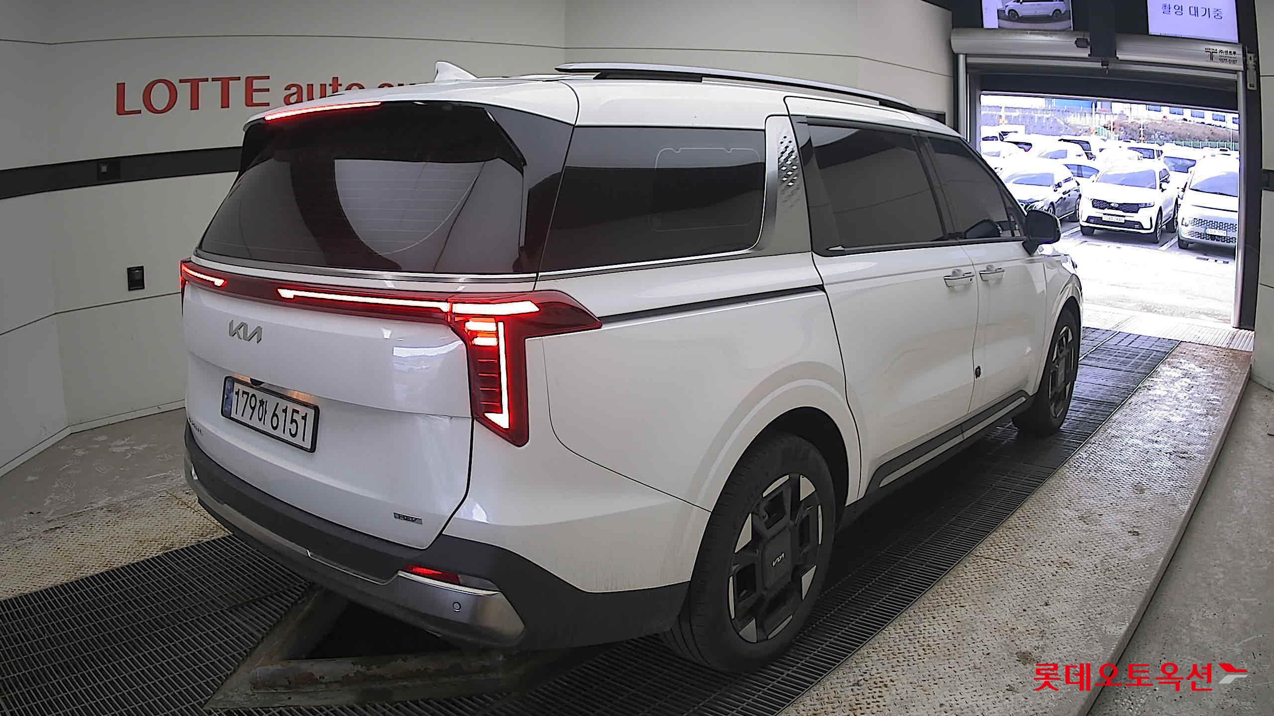 Kia Carnival Hybrid 2025 Snow White Pearl из Кореи, фото 4