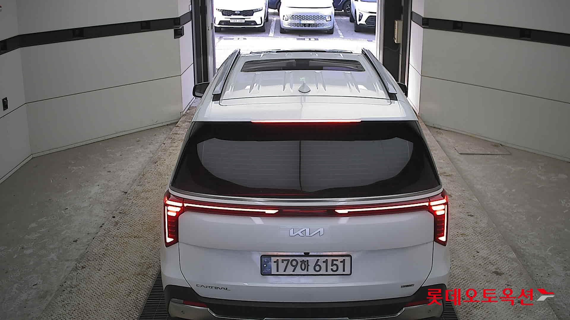 Kia Carnival Hybrid 2025 Snow White Pearl из Кореи, фото 5