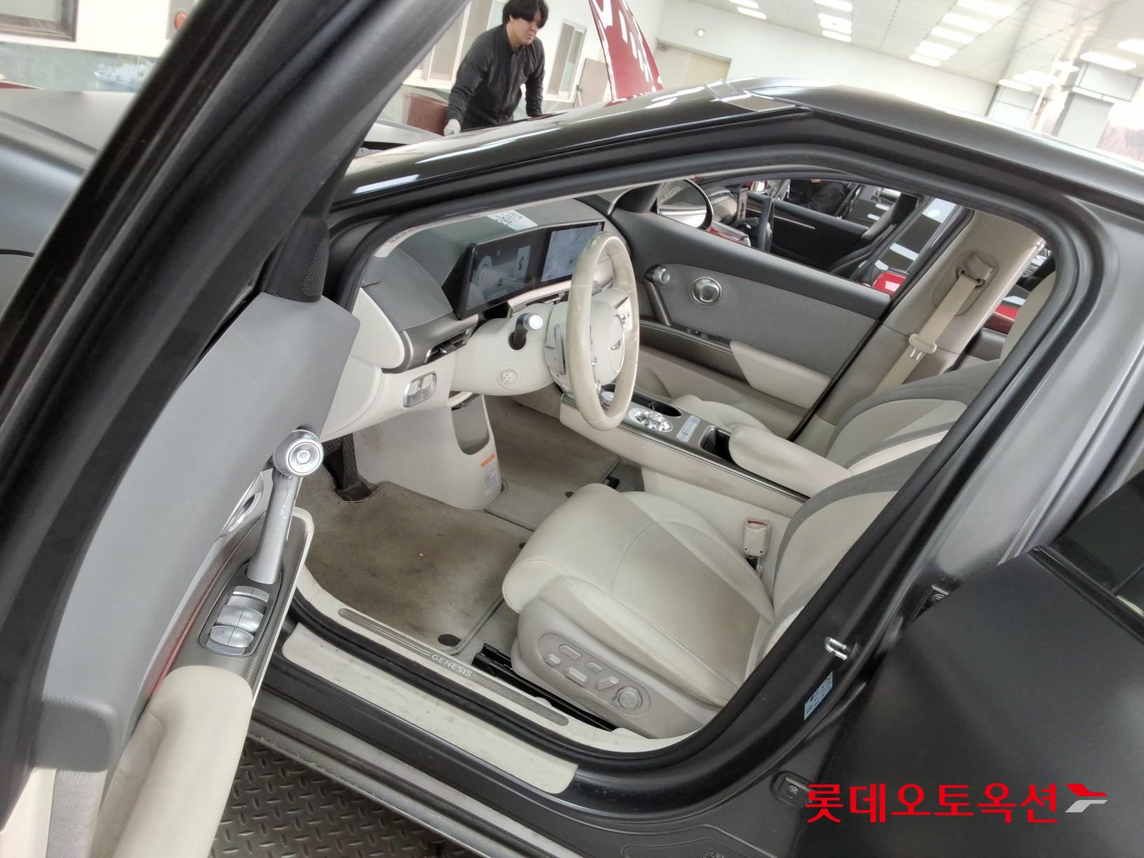 جينسس جي في 60