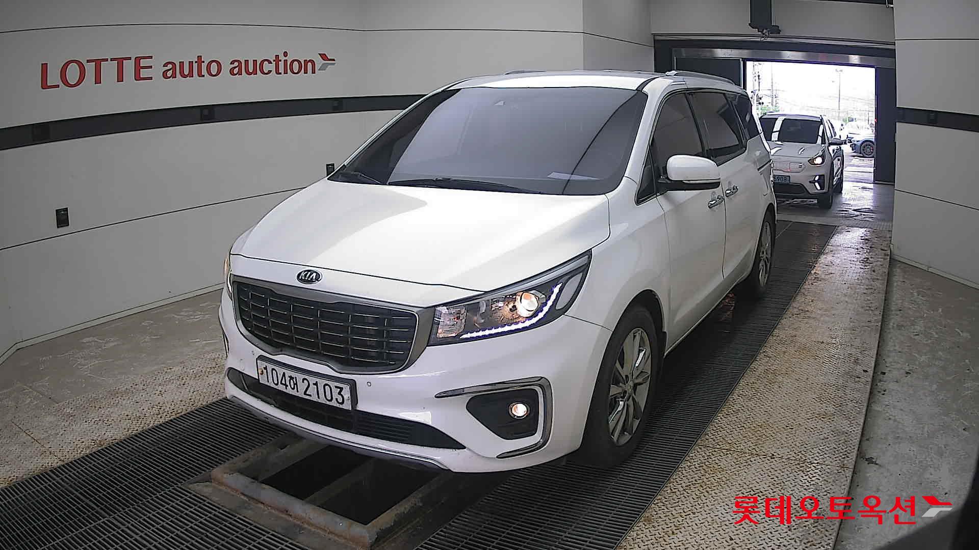 Kia Carnival 2020 Snow White Pearl (optional) из Кореи