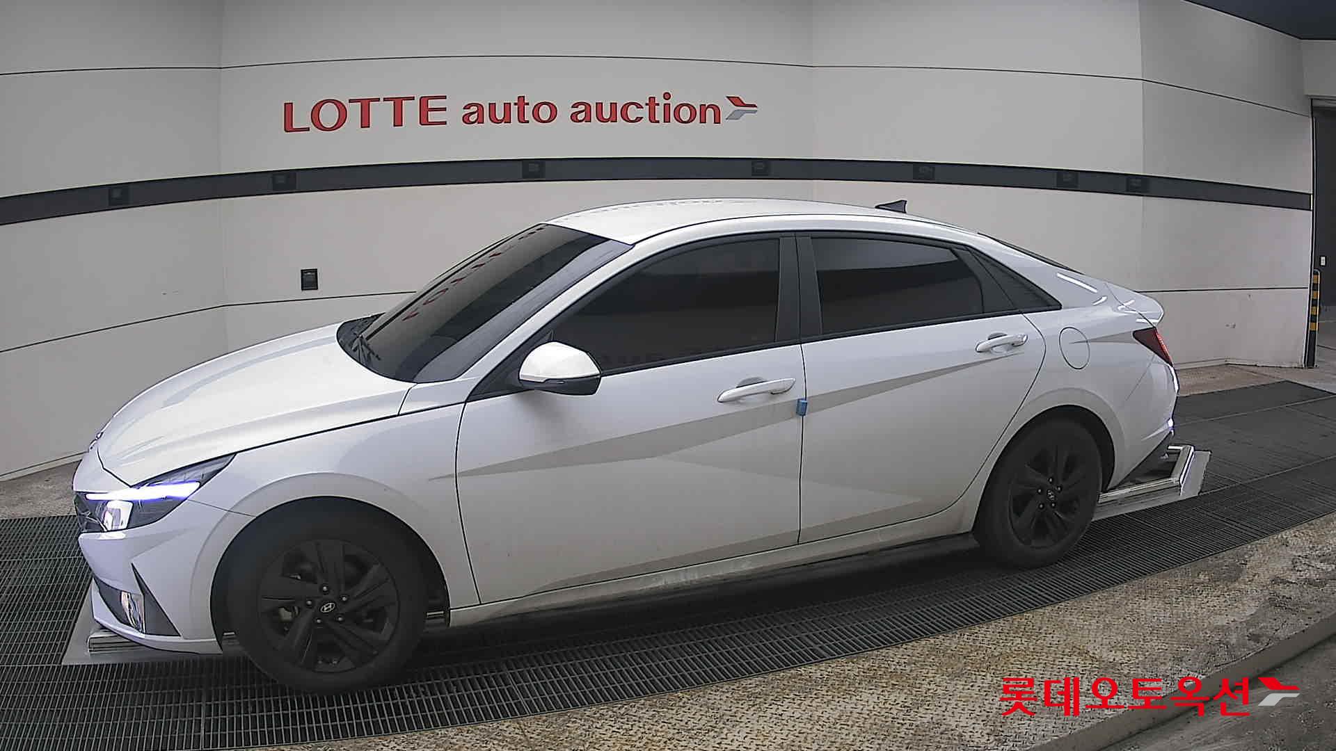 Hyundai Elantra - 12