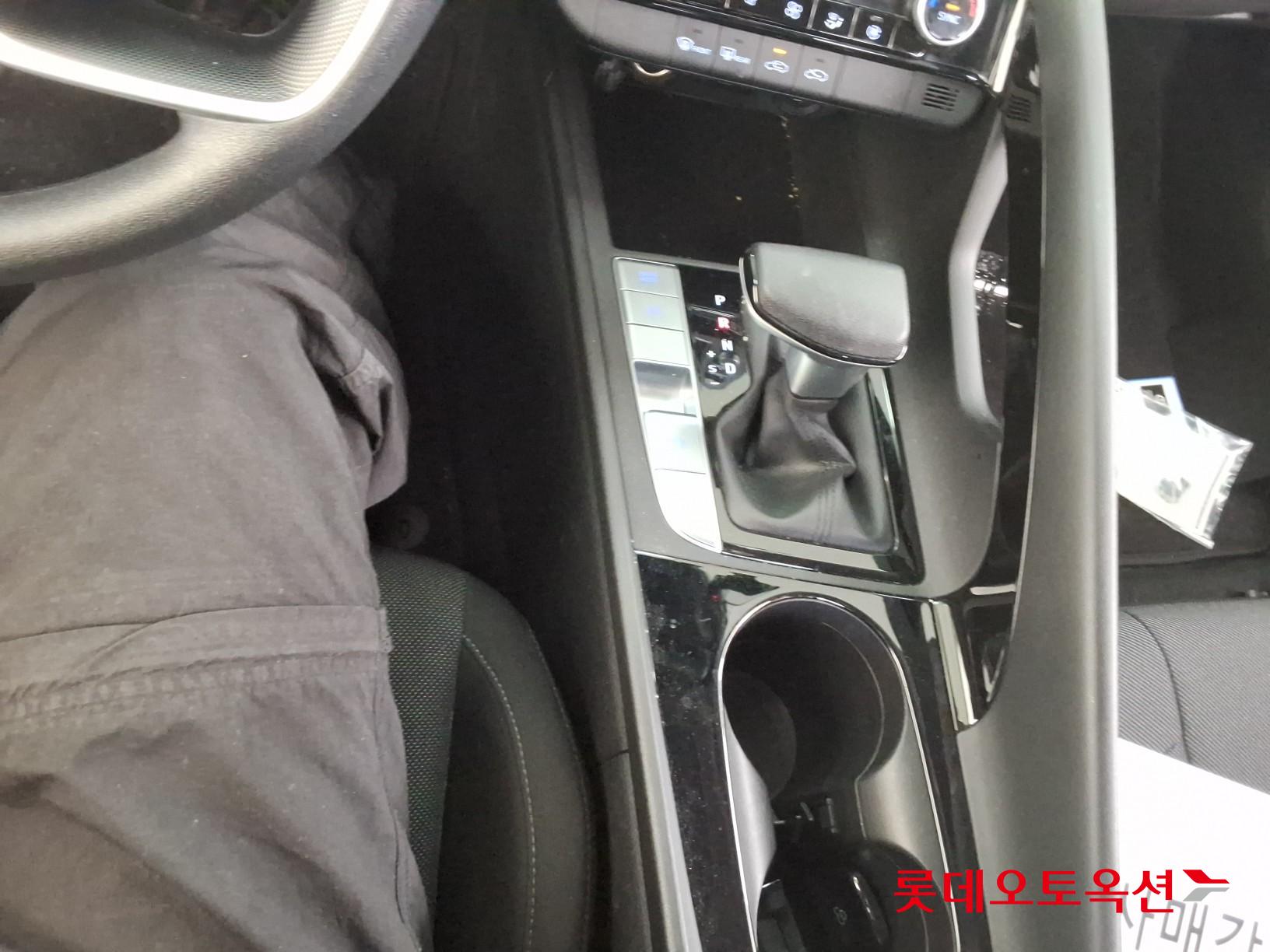 Hyundai Elantra - 32