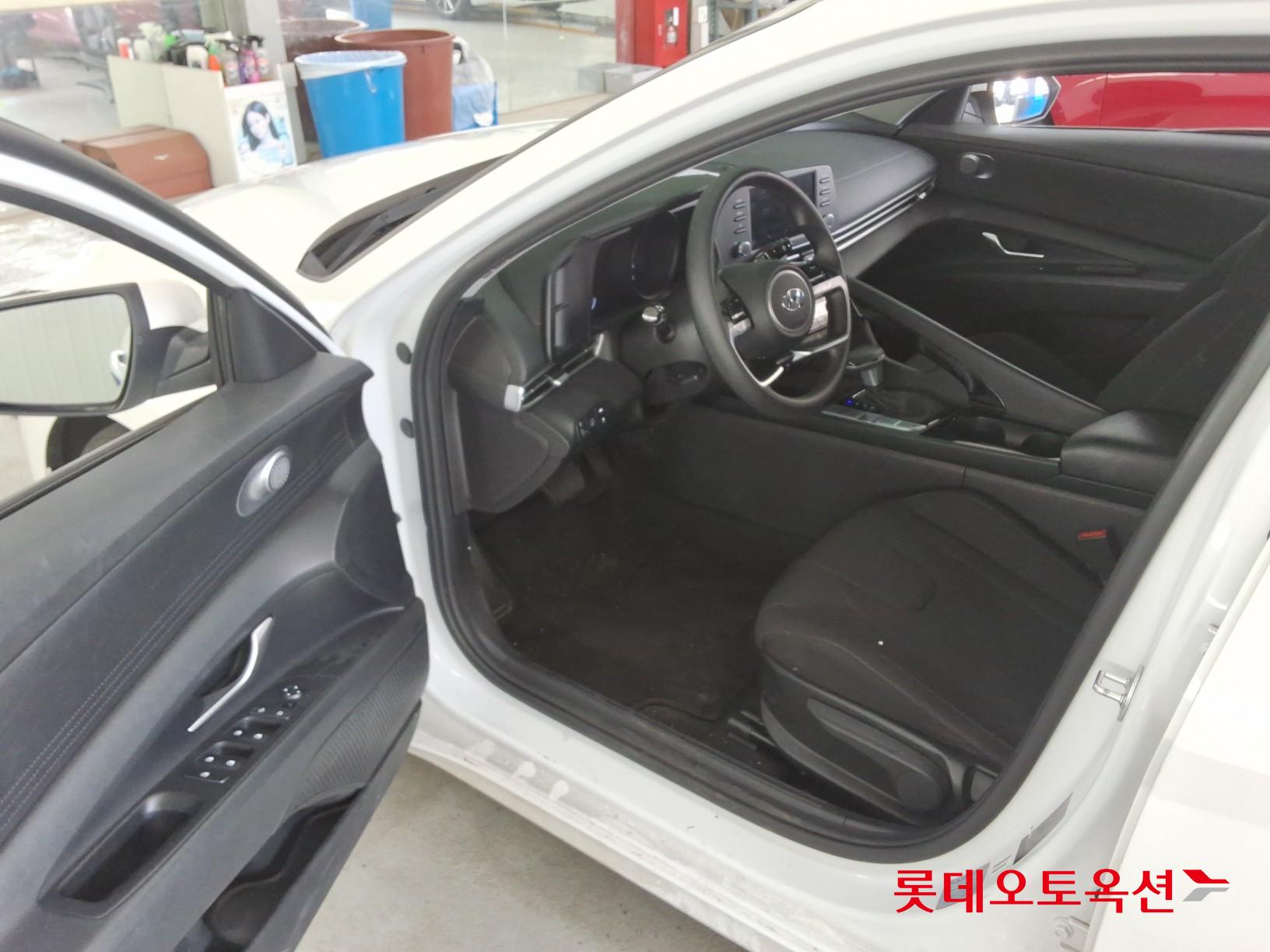 Hyundai Elantra - 35