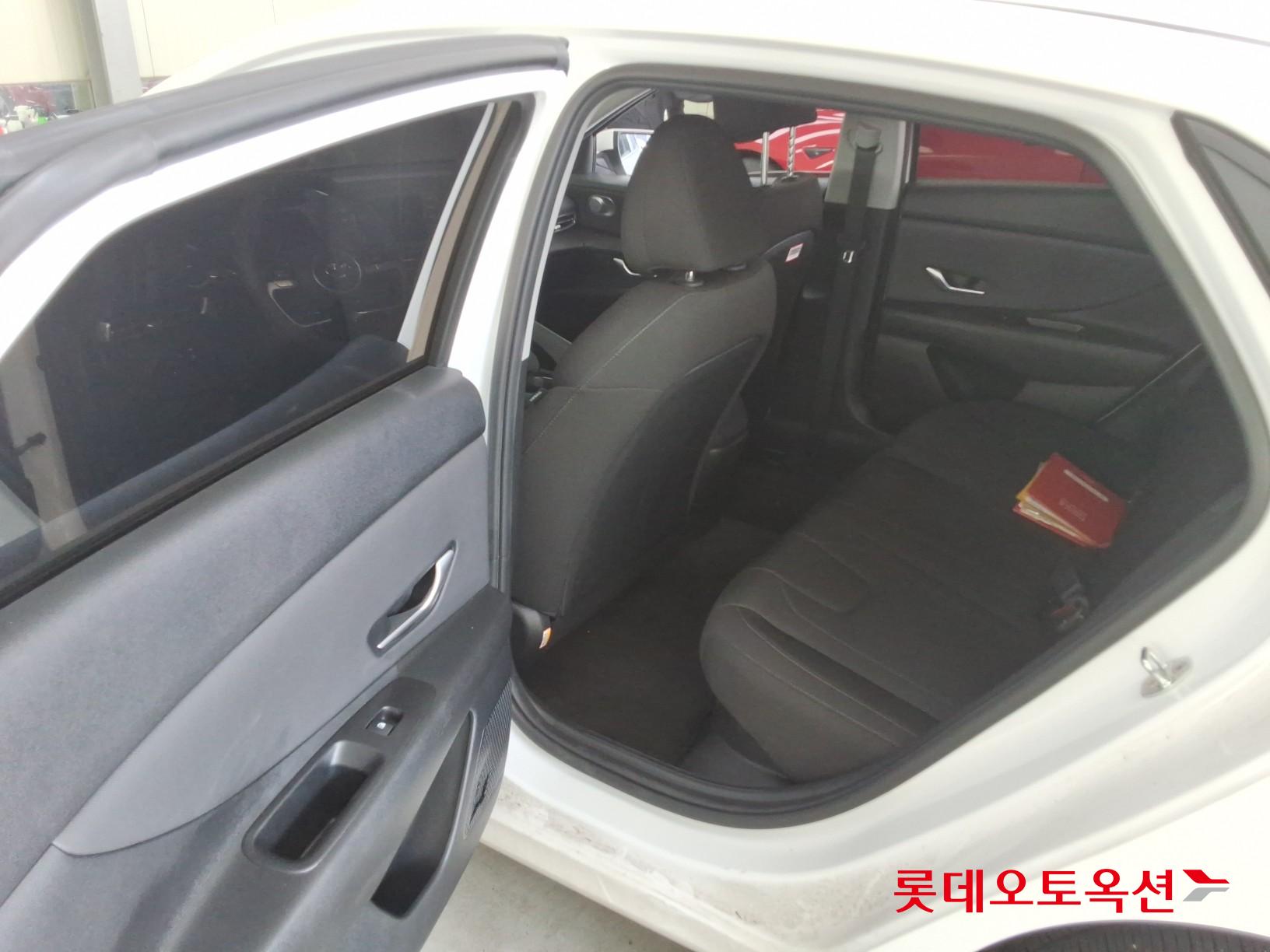 Hyundai Elantra - 36