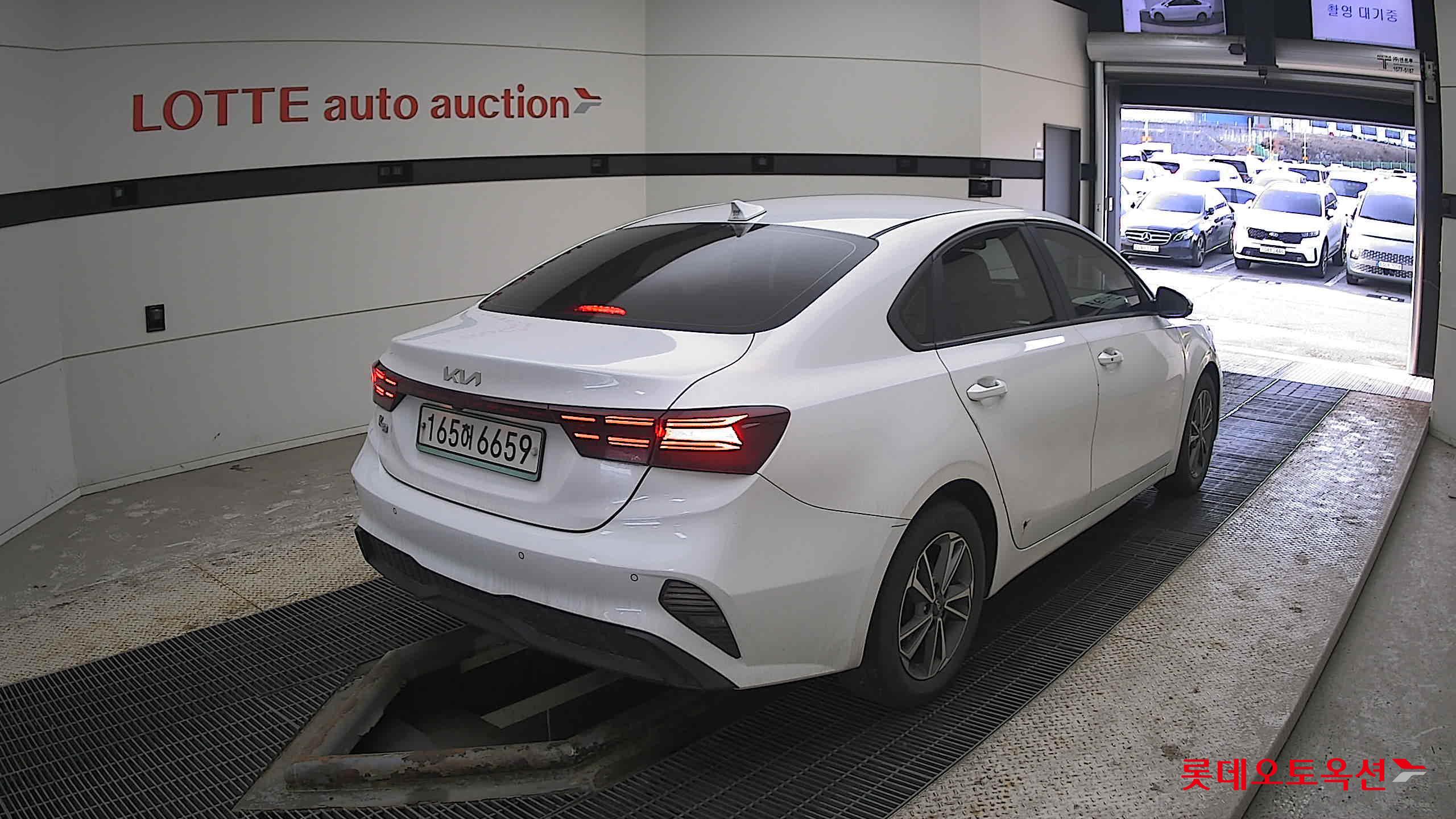 Kia K3 2022 Snow White Pearl из Кореи, фото 4