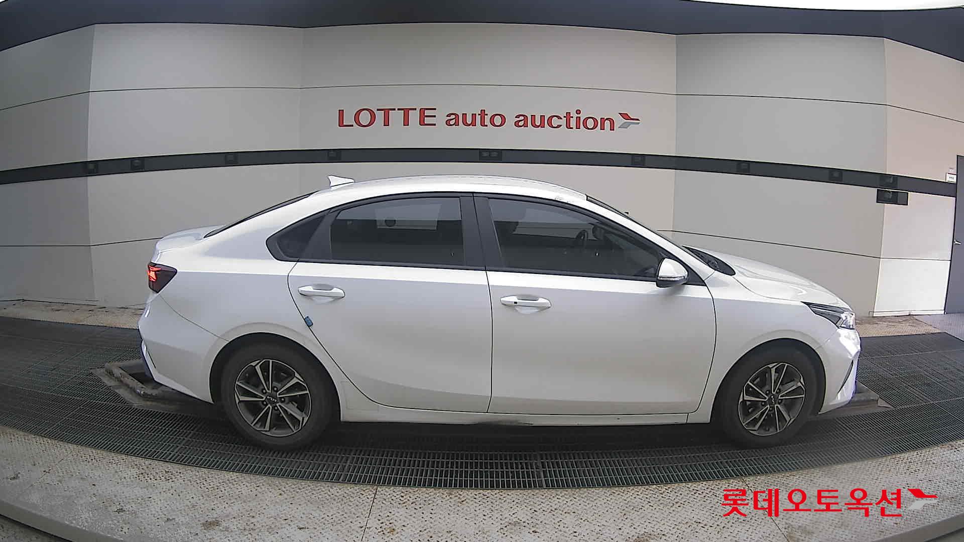 Kia K3 2022 Snow White Pearl из Кореи, фото 3