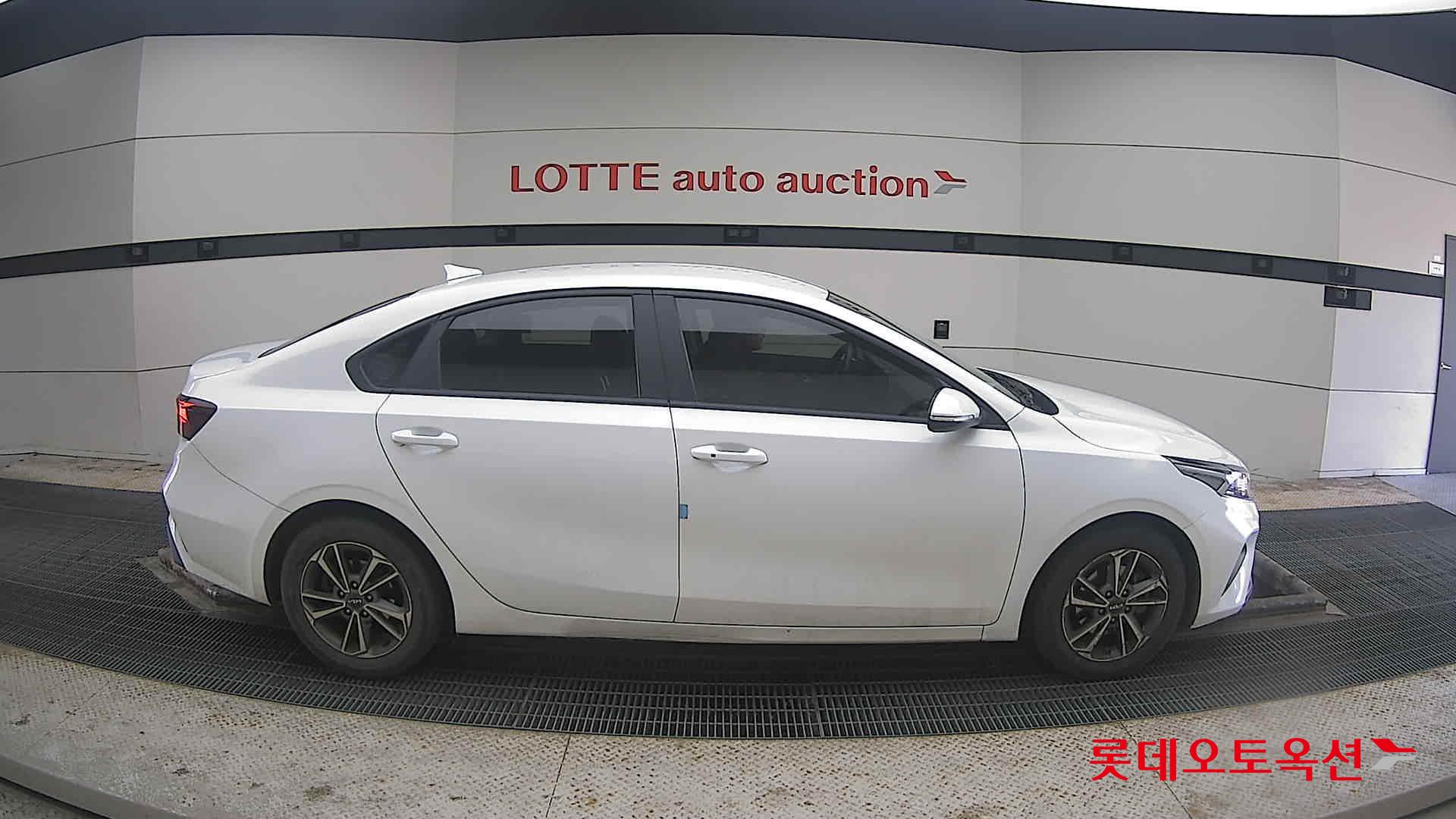 Kia K3 2022 Snow White Pearl из Кореи, фото 3