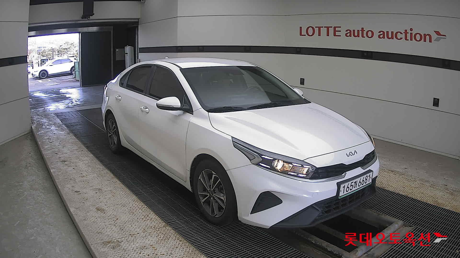 Kia K3 2022 Snow White Pearl из Кореи, фото 2