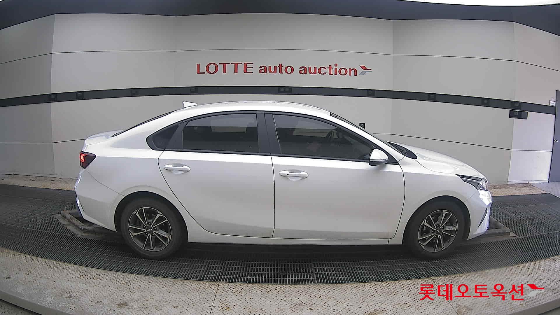 Kia K3 2022 Snow White Pearl из Кореи, фото 3