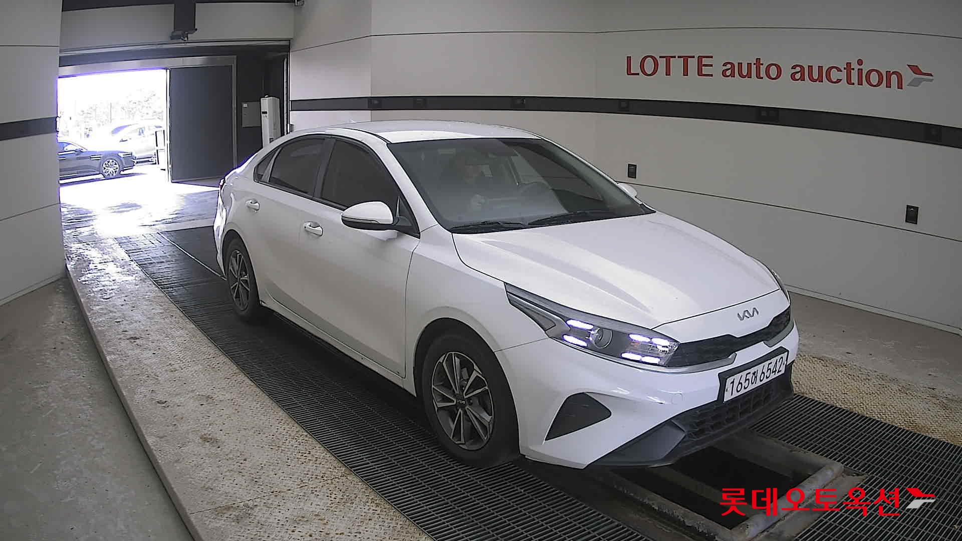 Kia K3 2022 Snow White Pearl из Кореи, фото 2