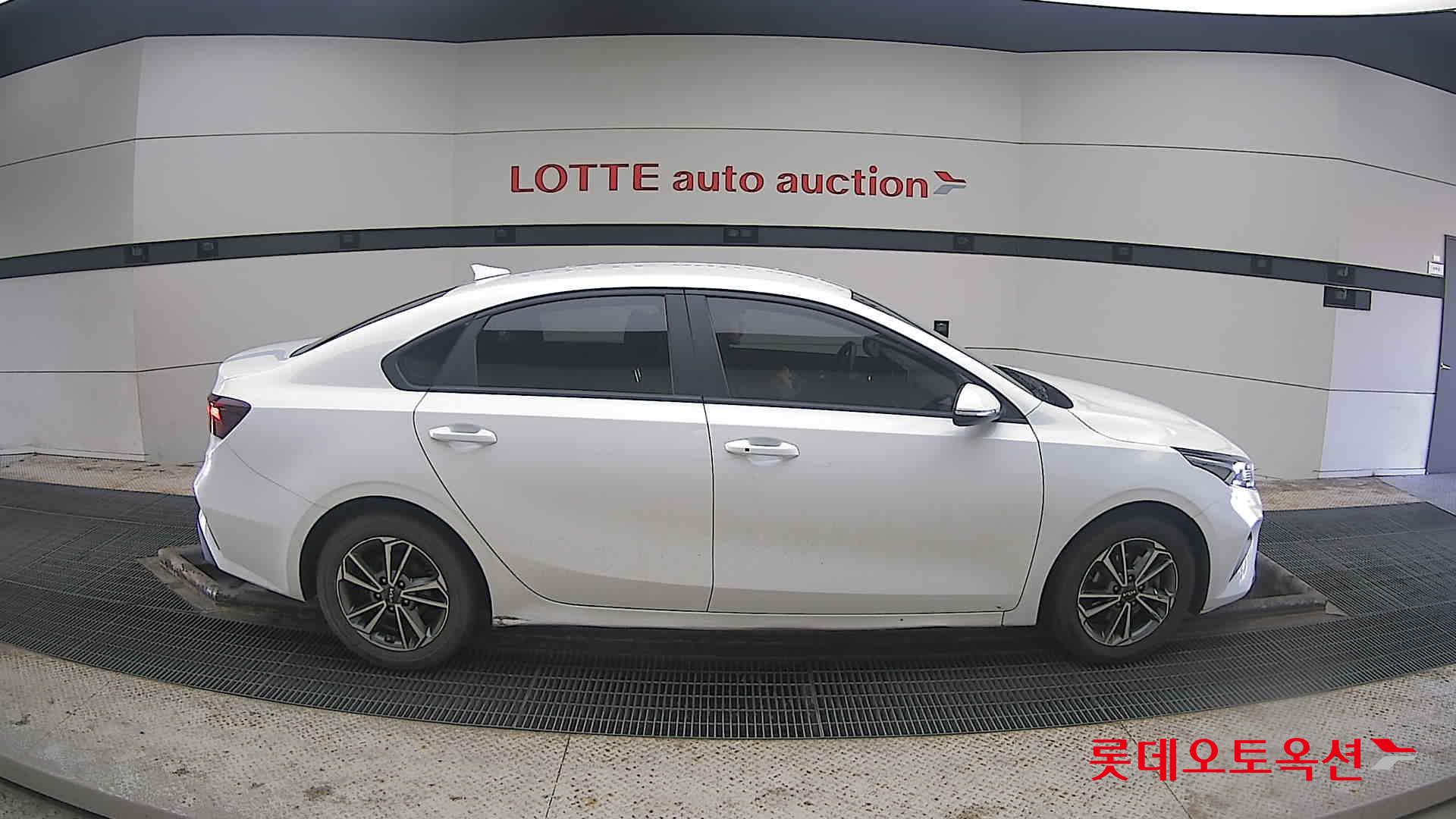 Kia K3 2022 Snow White Pearl из Кореи, фото 3