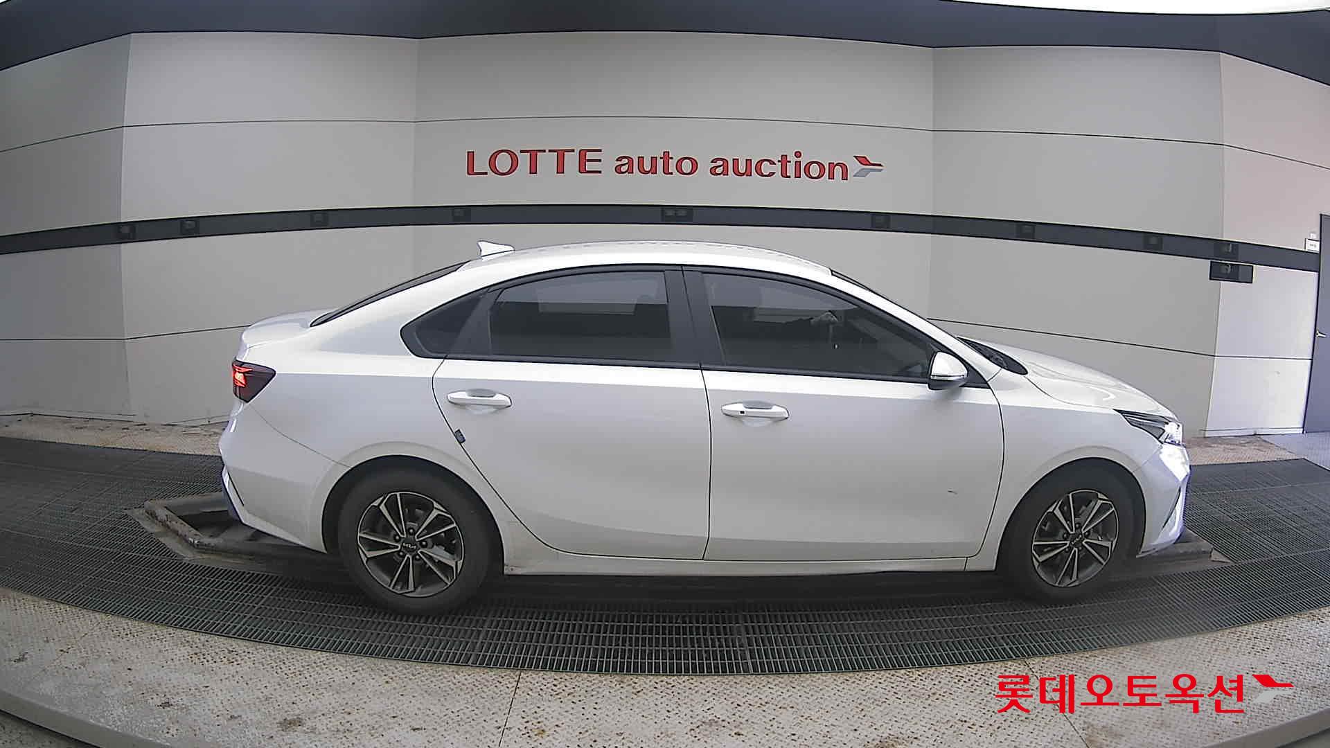 Kia K3 2022 Snow White Pearl из Кореи, фото 3