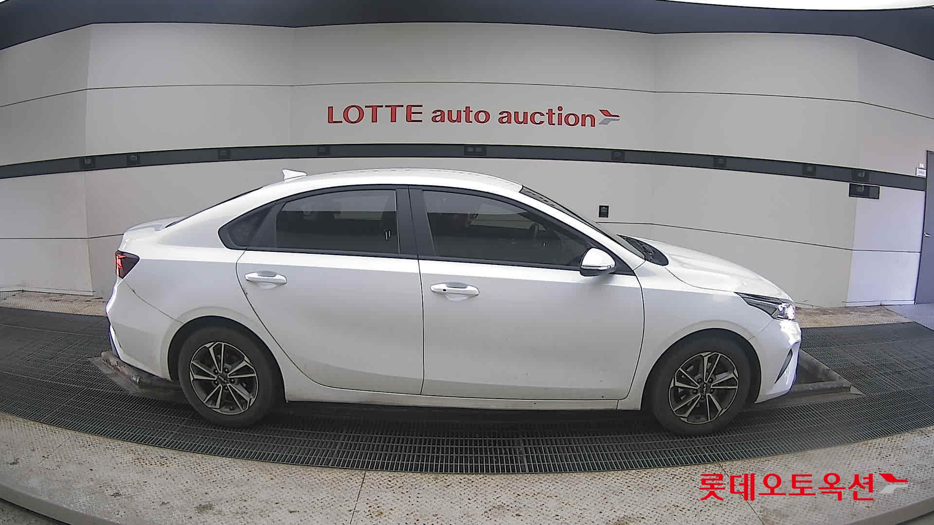 Kia K3 2022 Snow White Pearl из Кореи, фото 3