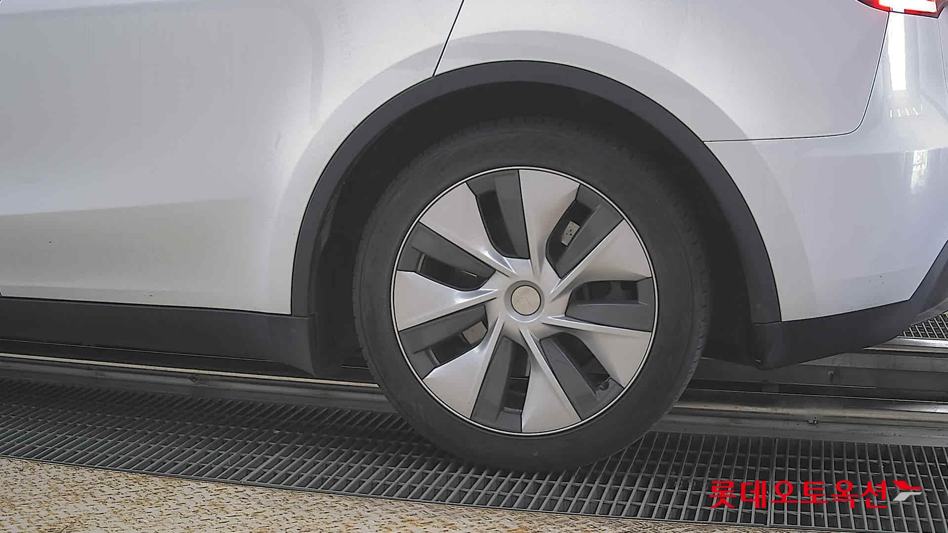 Tesla Model Y 2024 - Image 26