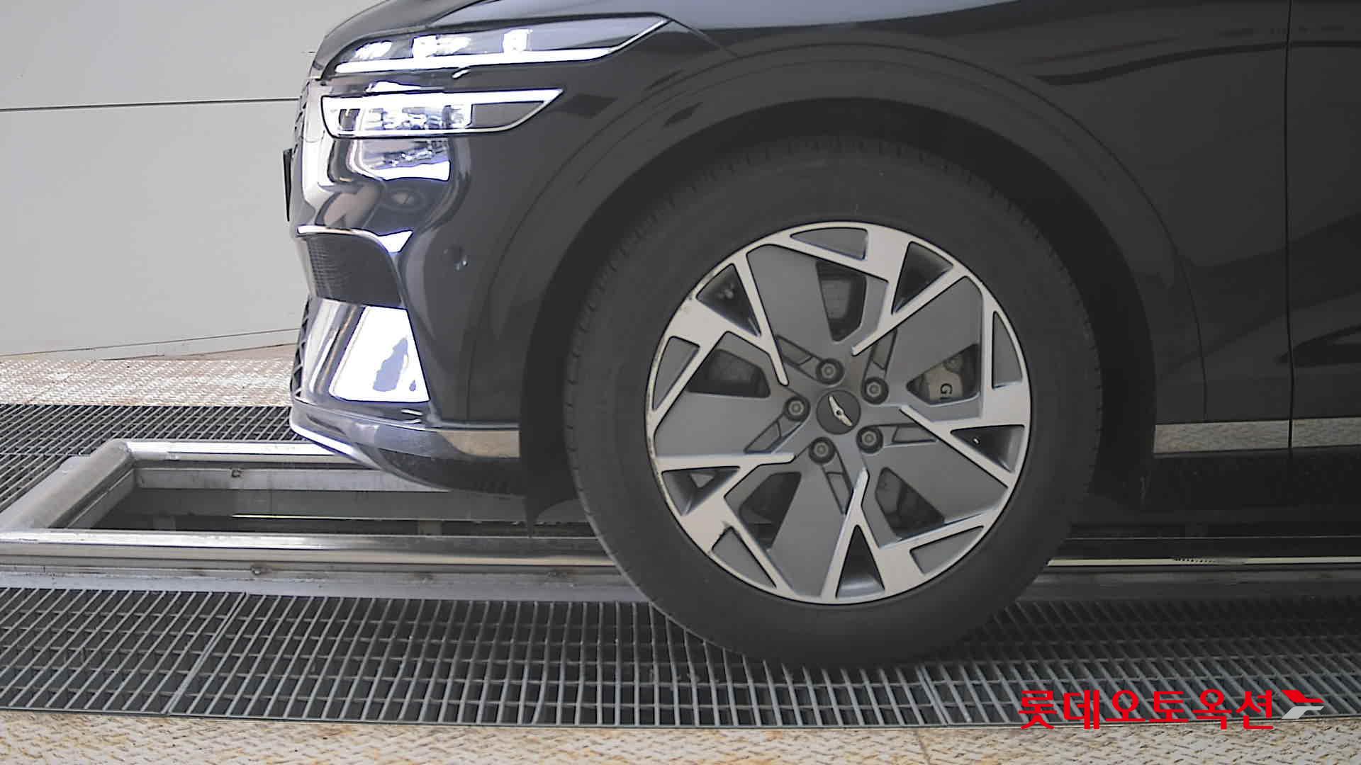 جينيسيس إيلكتريفايد GV70 2022 - صورة 25