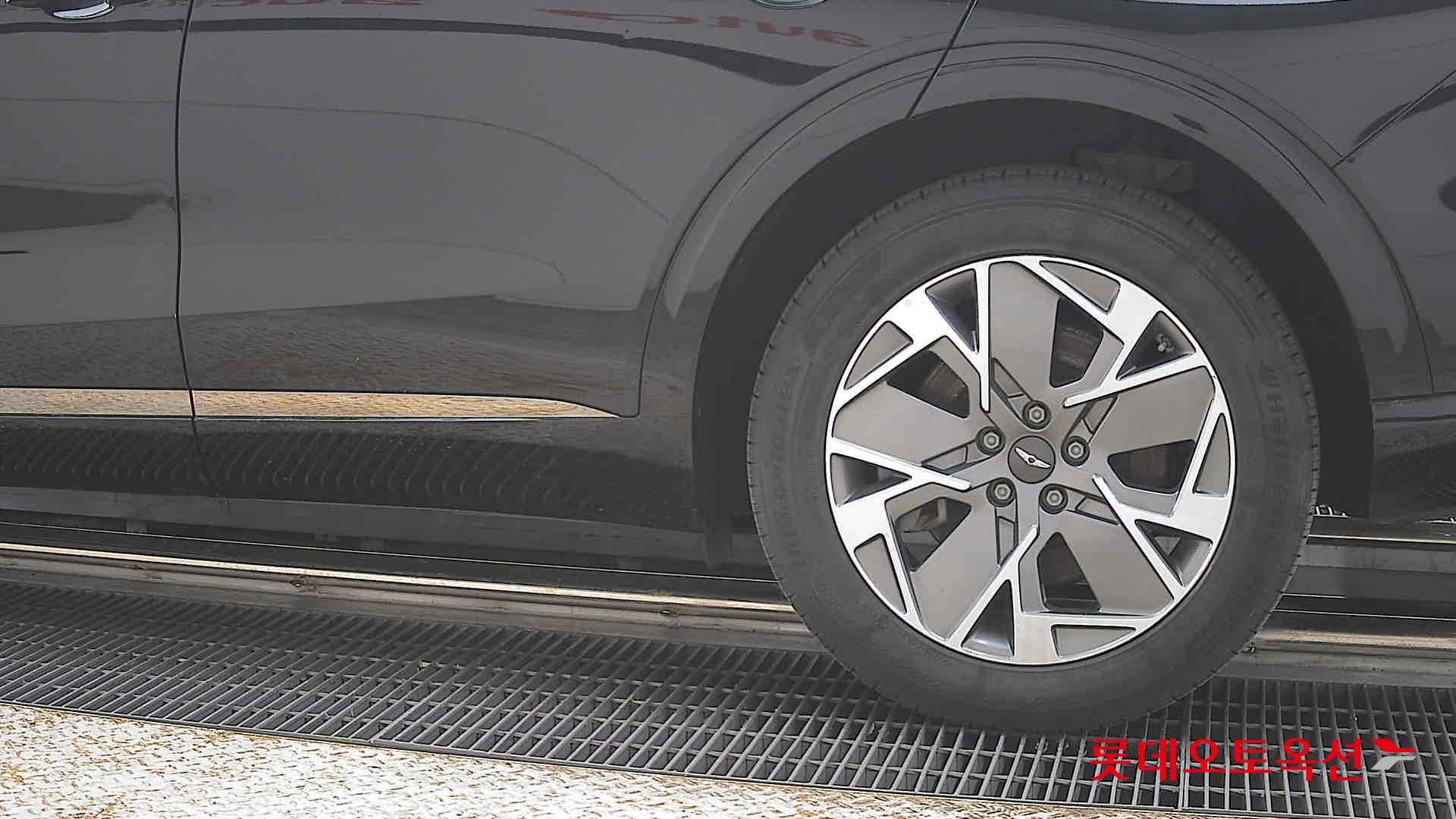 جينيسيس إيلكتريفايد GV70 2022 - صورة 26