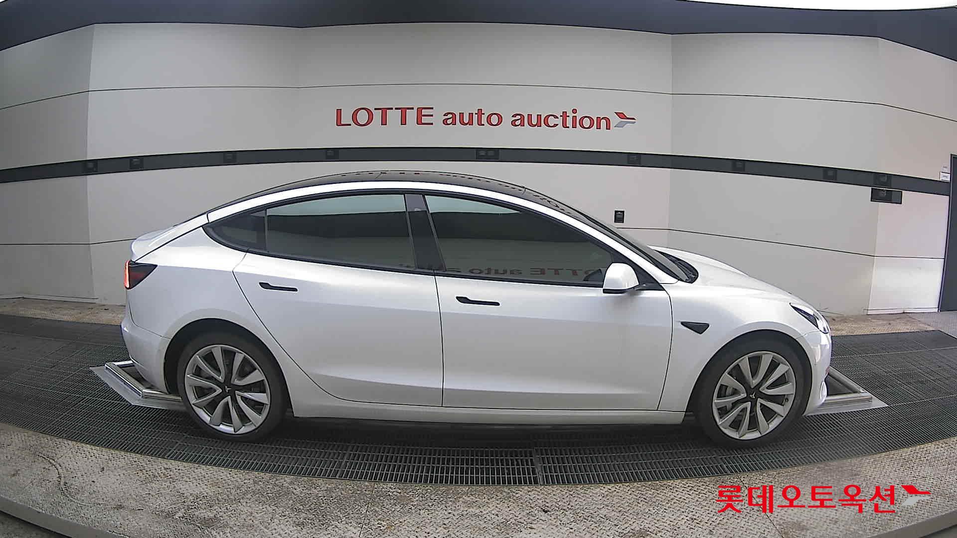 TESLA Model 3 - 21