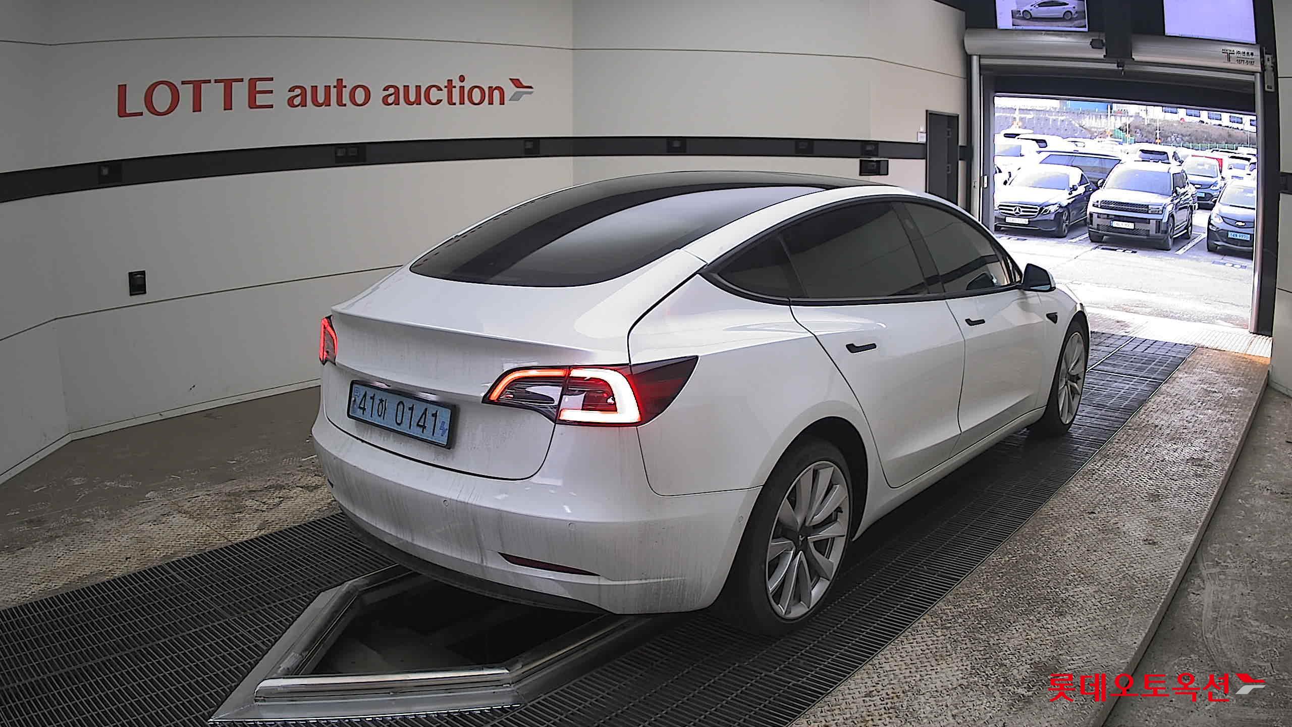 TESLA Model 3 - 5