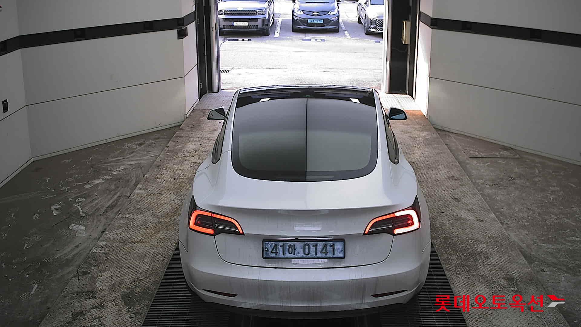 TESLA Model 3 - 17