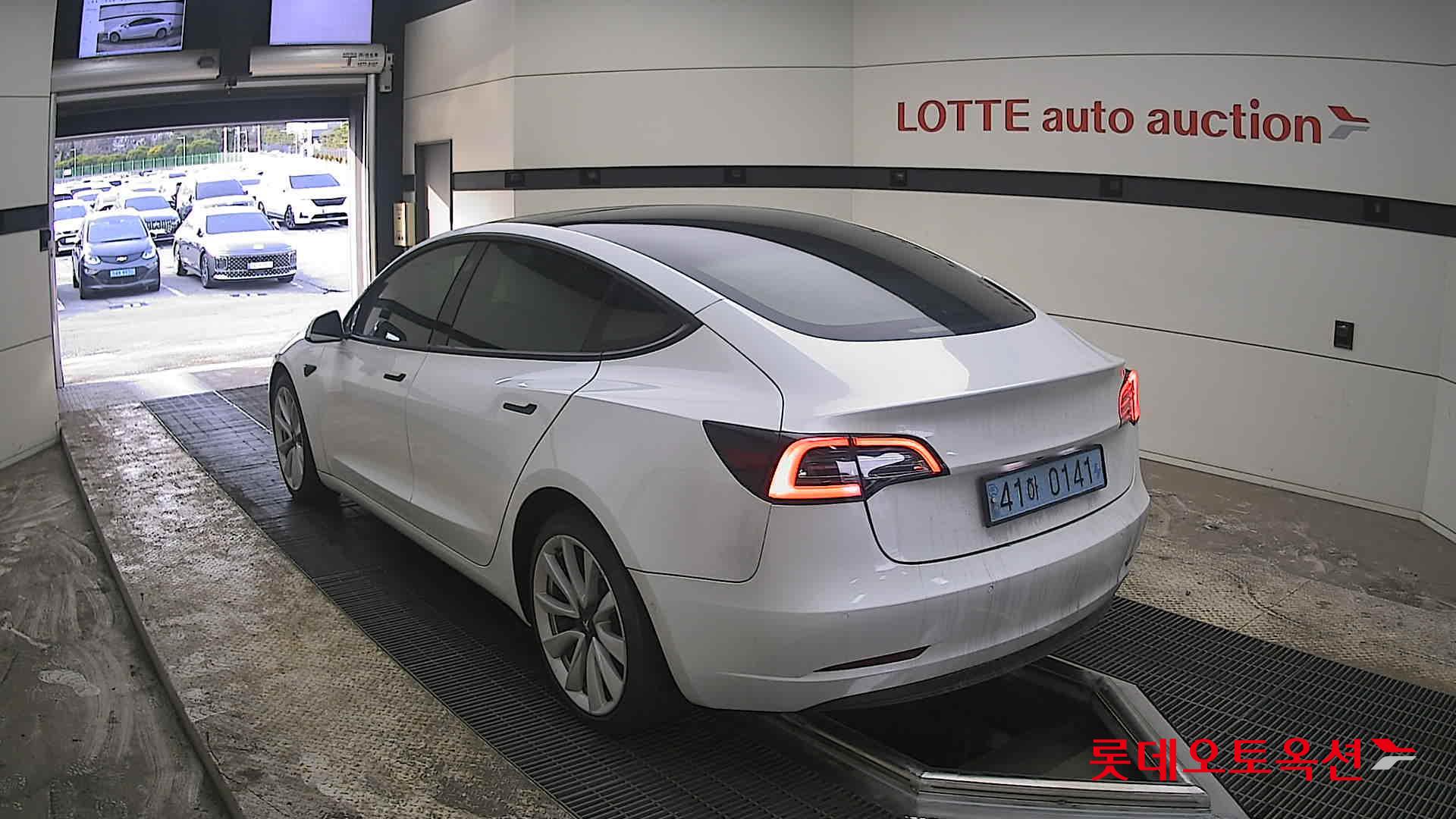 TESLA Model 3 - 4