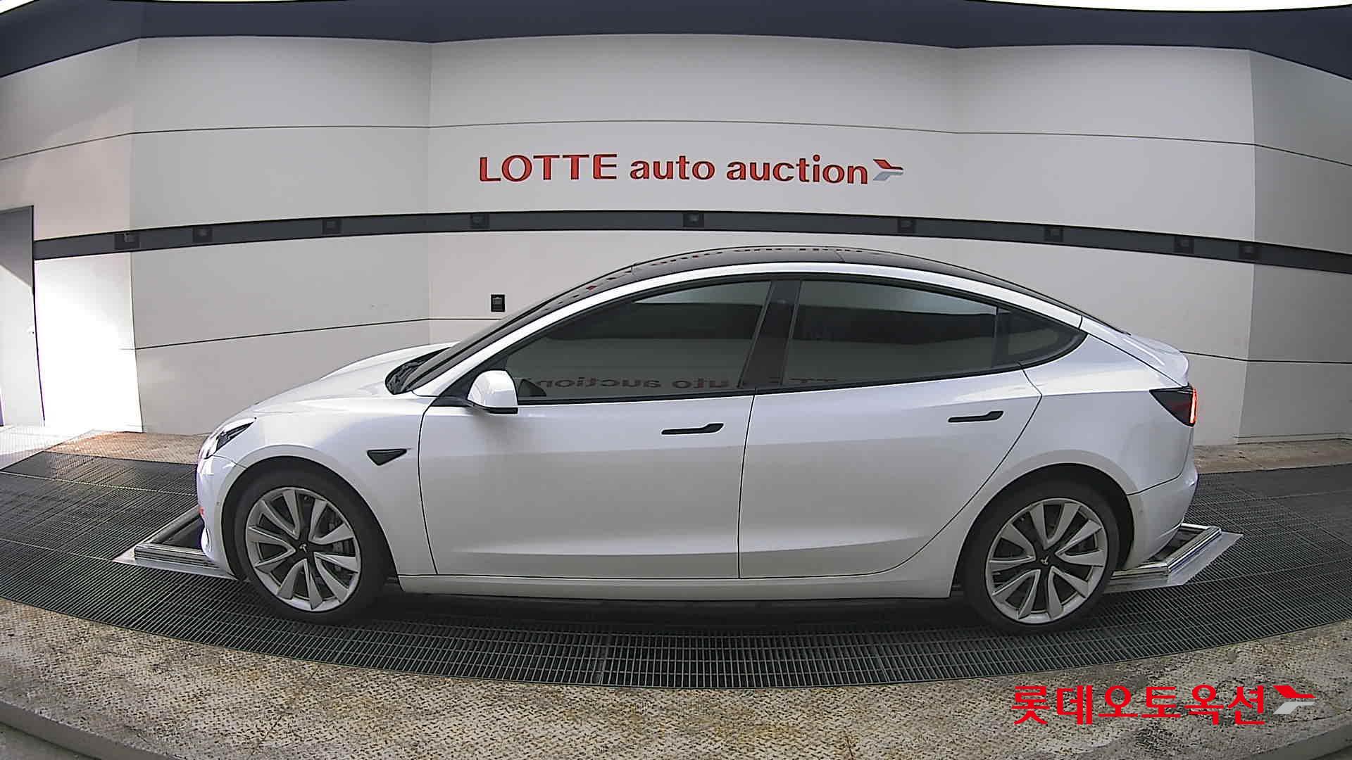TESLA Model 3 - 13