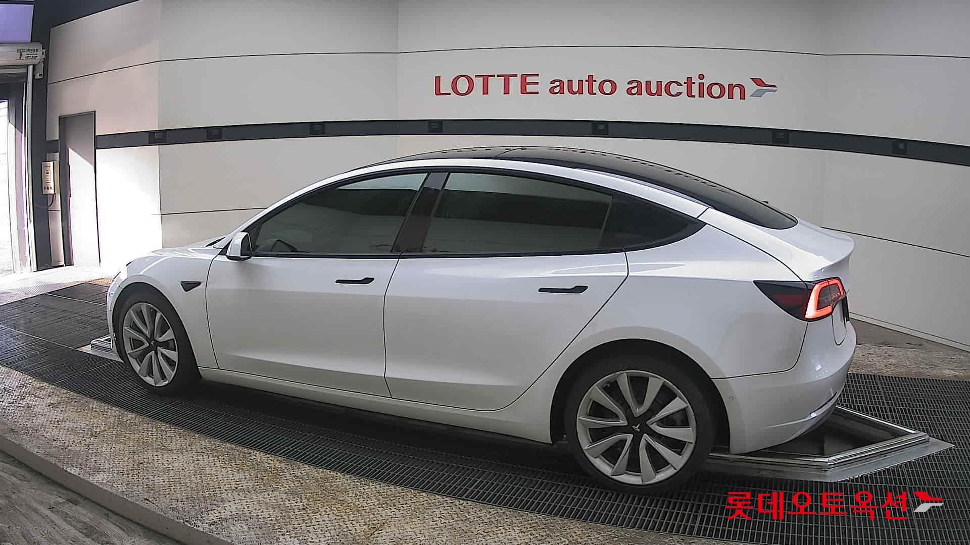 TESLA Model 3 - 14