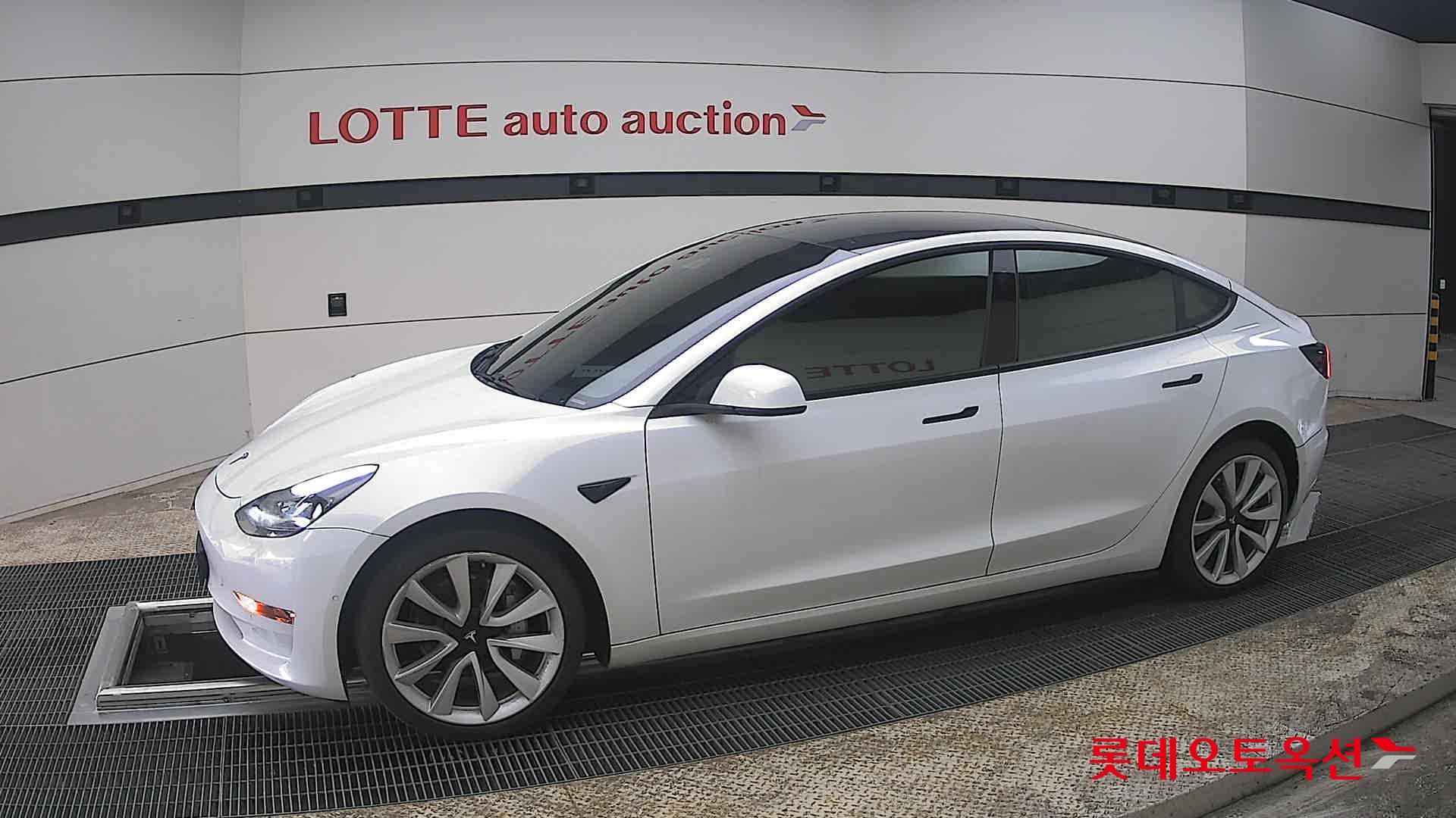 TESLA Model 3 - 12
