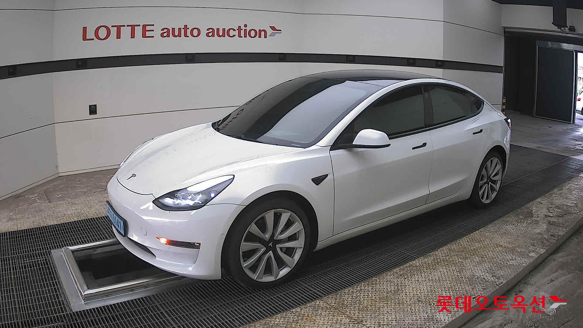 TESLA Model 3 - 11