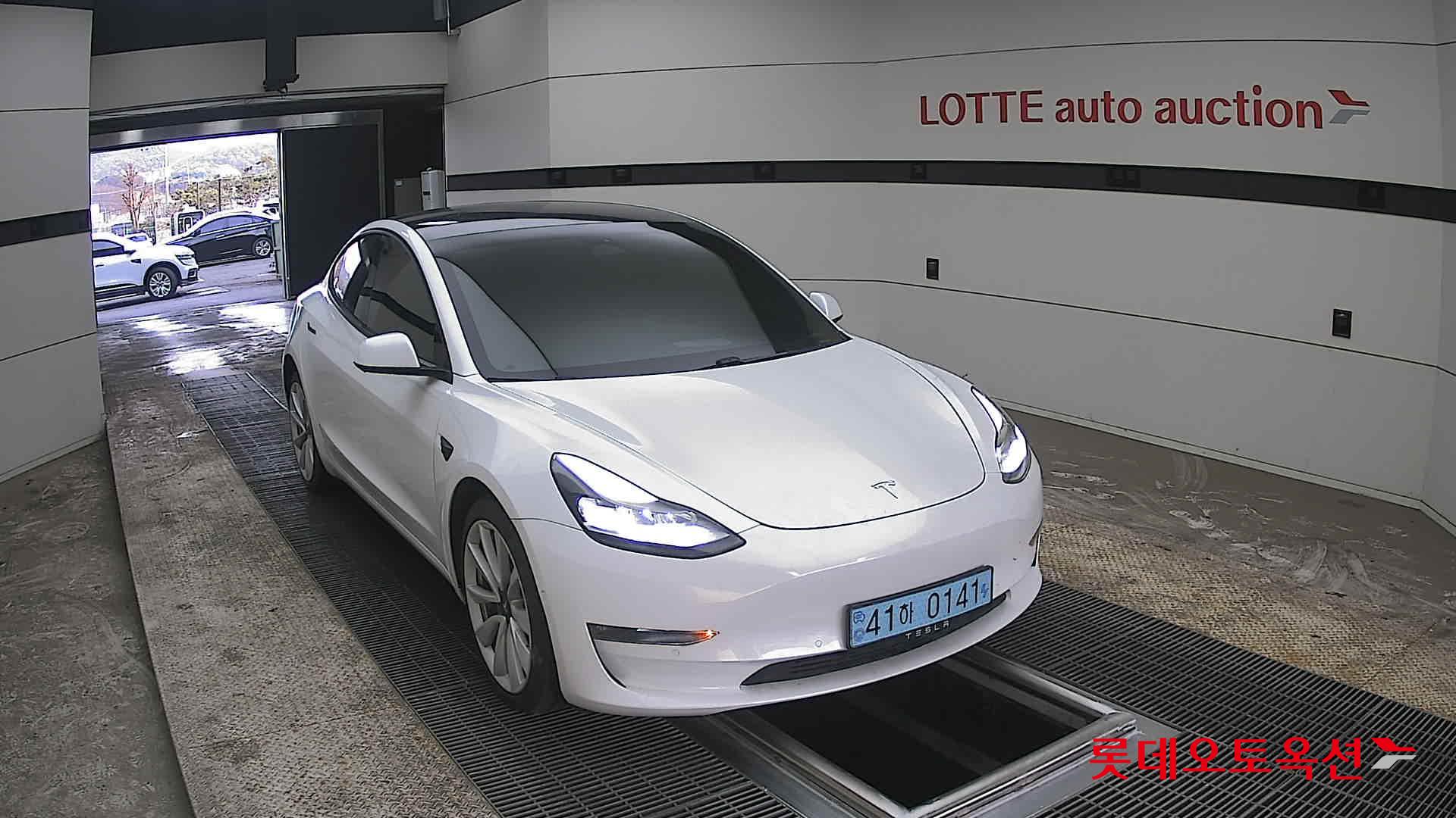 TESLA Model 3 - 24