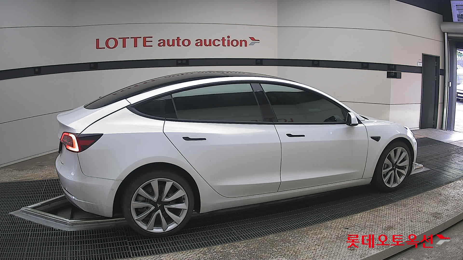 TESLA Model 3 - 20
