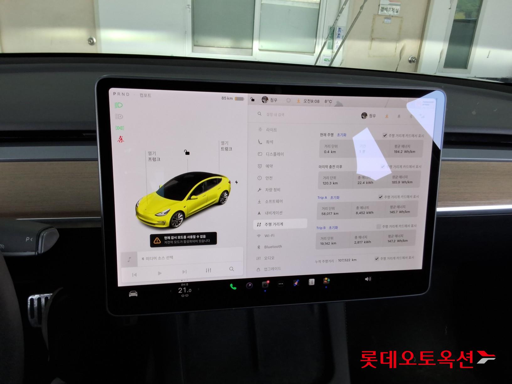 TESLA Model 3 - 32
