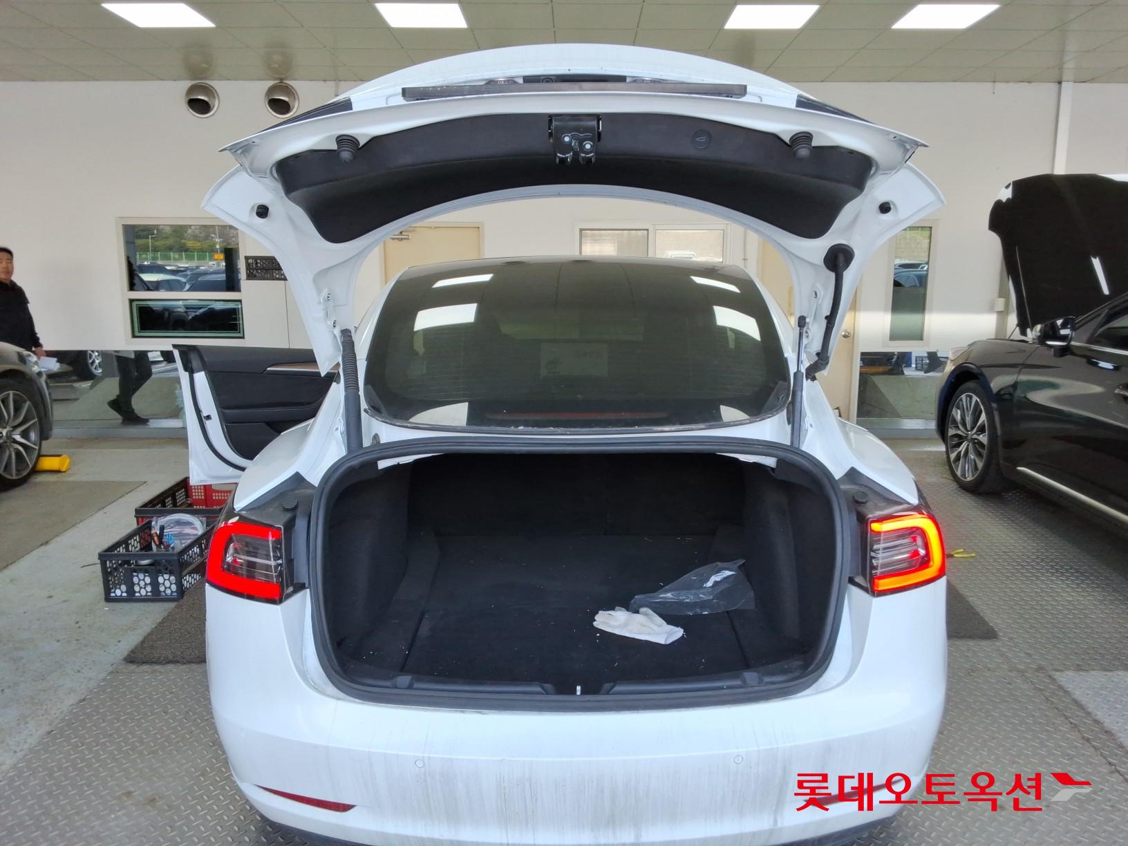 TESLA Model 3 - 9