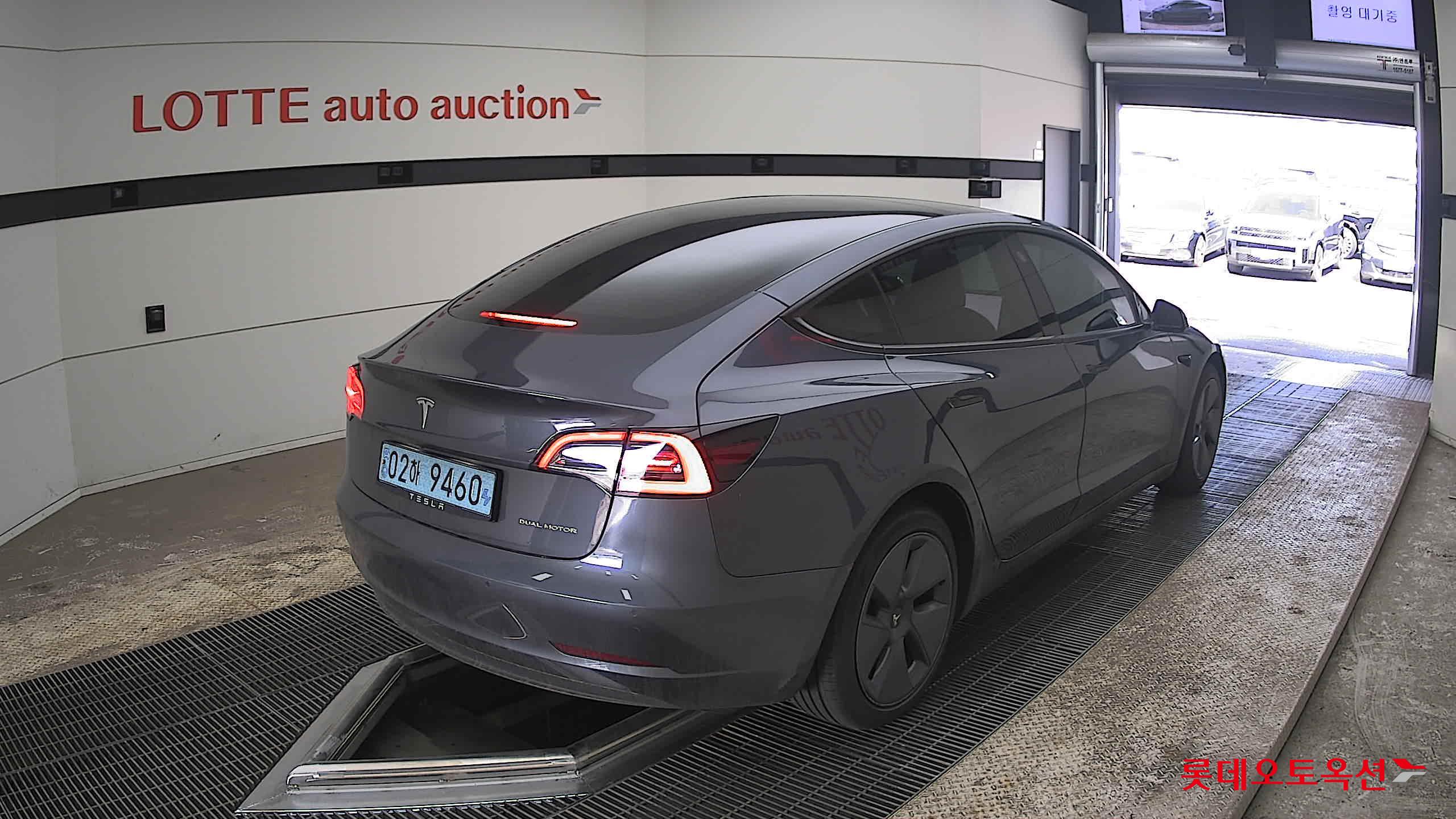 TESLA Model 3 - 5