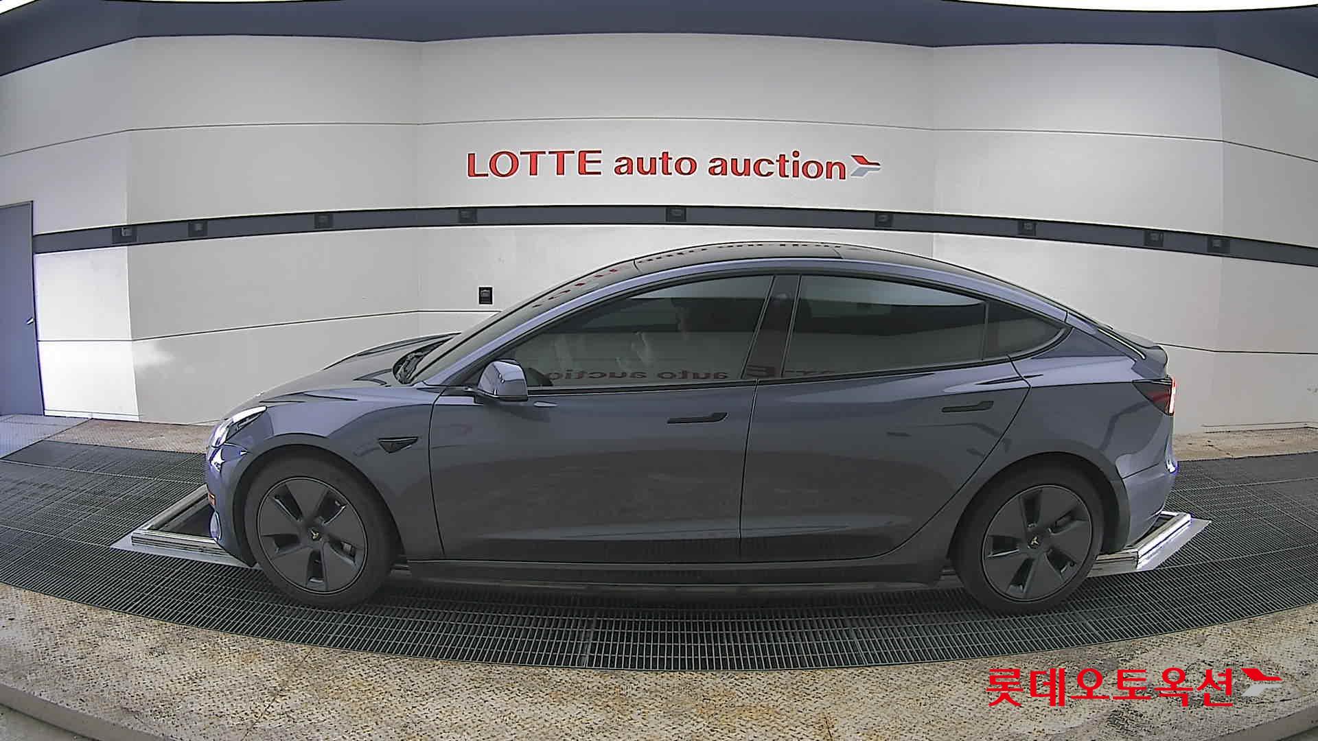 TESLA Model 3 - 13