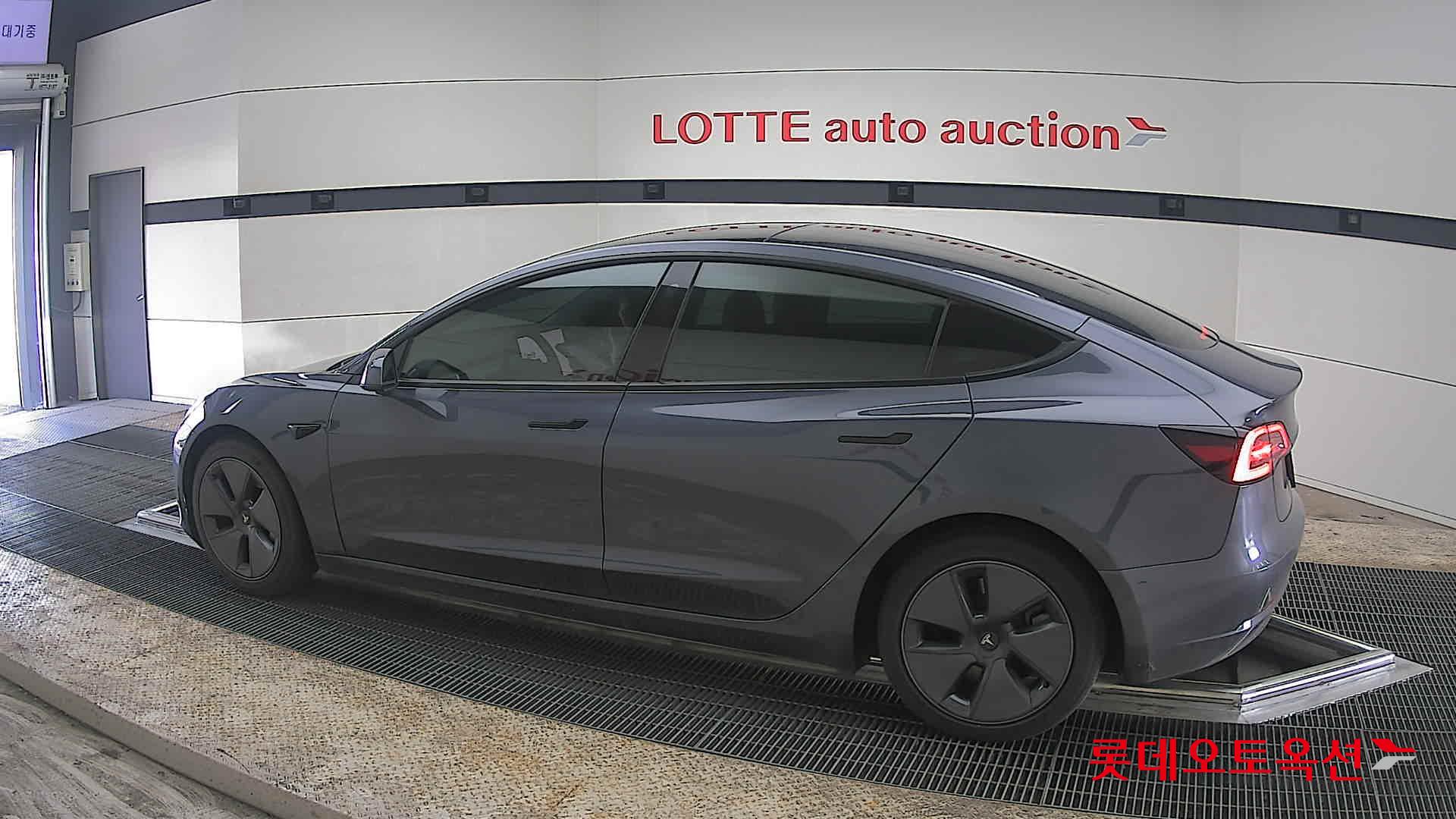 TESLA Model 3 - 14