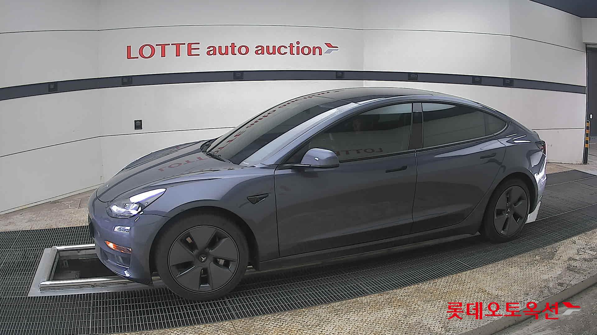 TESLA Model 3 - 12