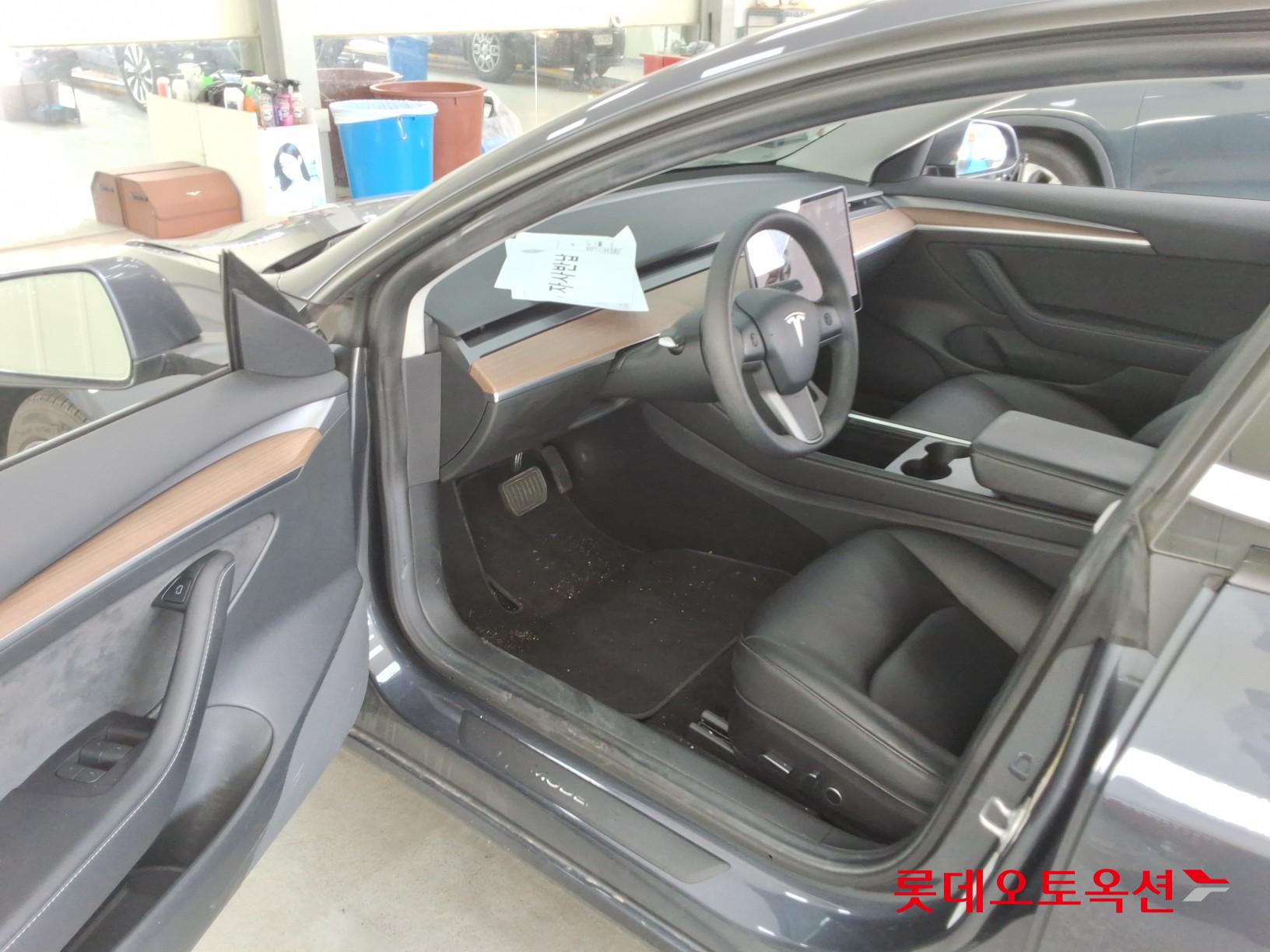 TESLA Model 3 - 35