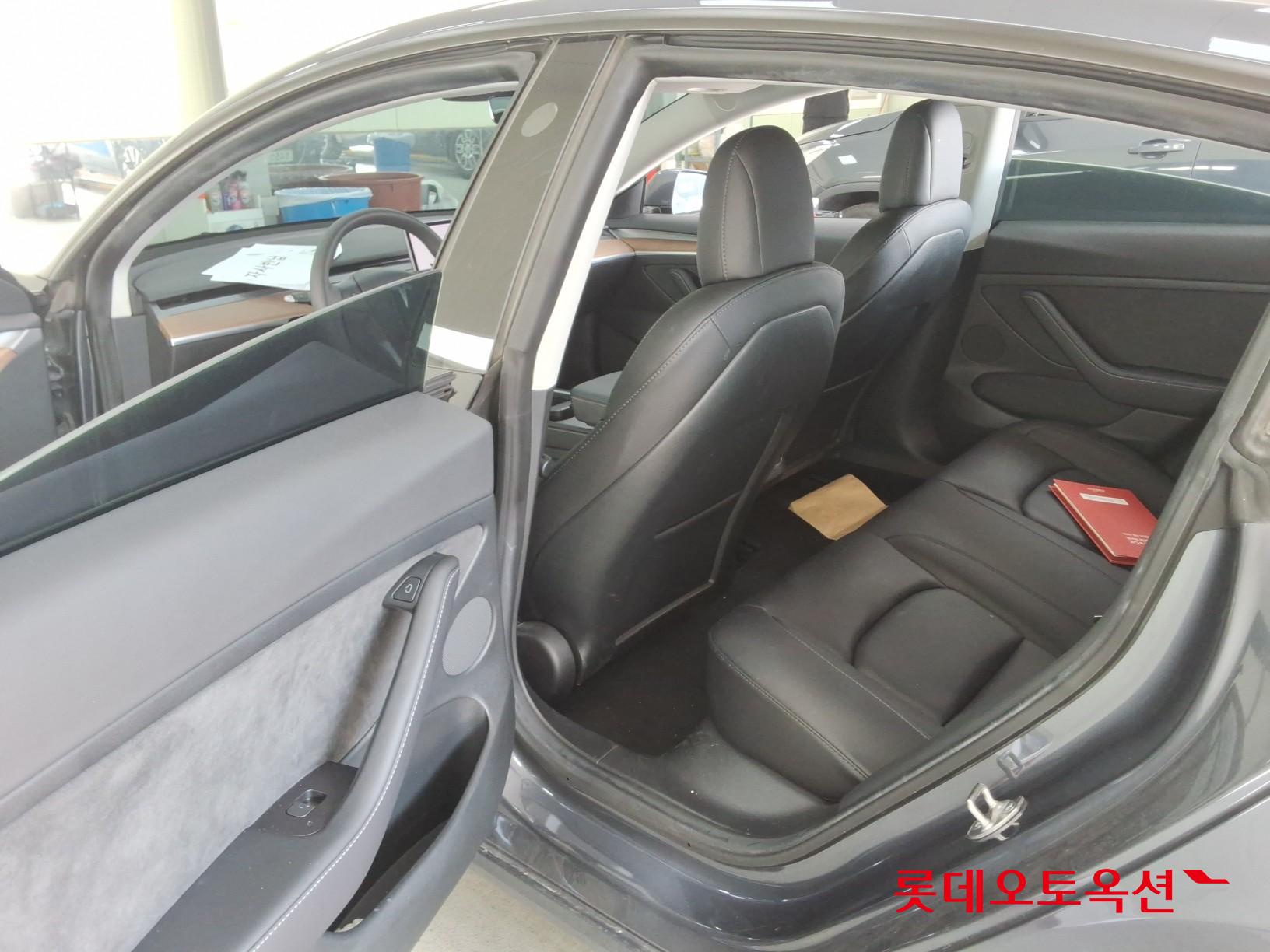 TESLA Model 3 - 36