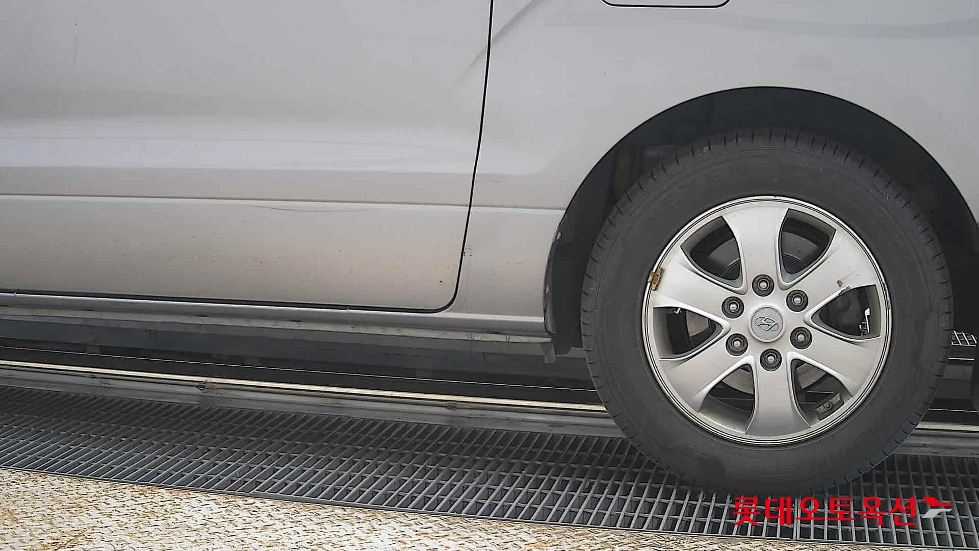 Hyundai Grand Starex - 26
