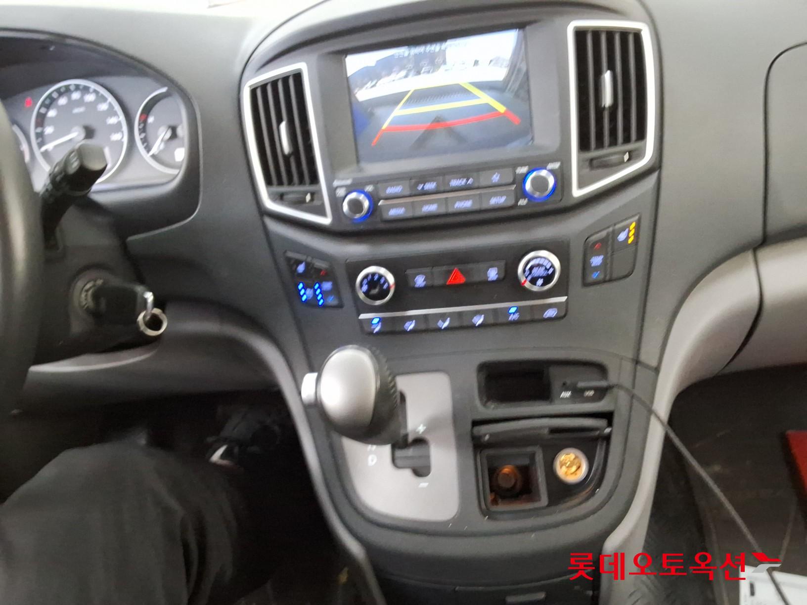Hyundai Grand Starex - 34