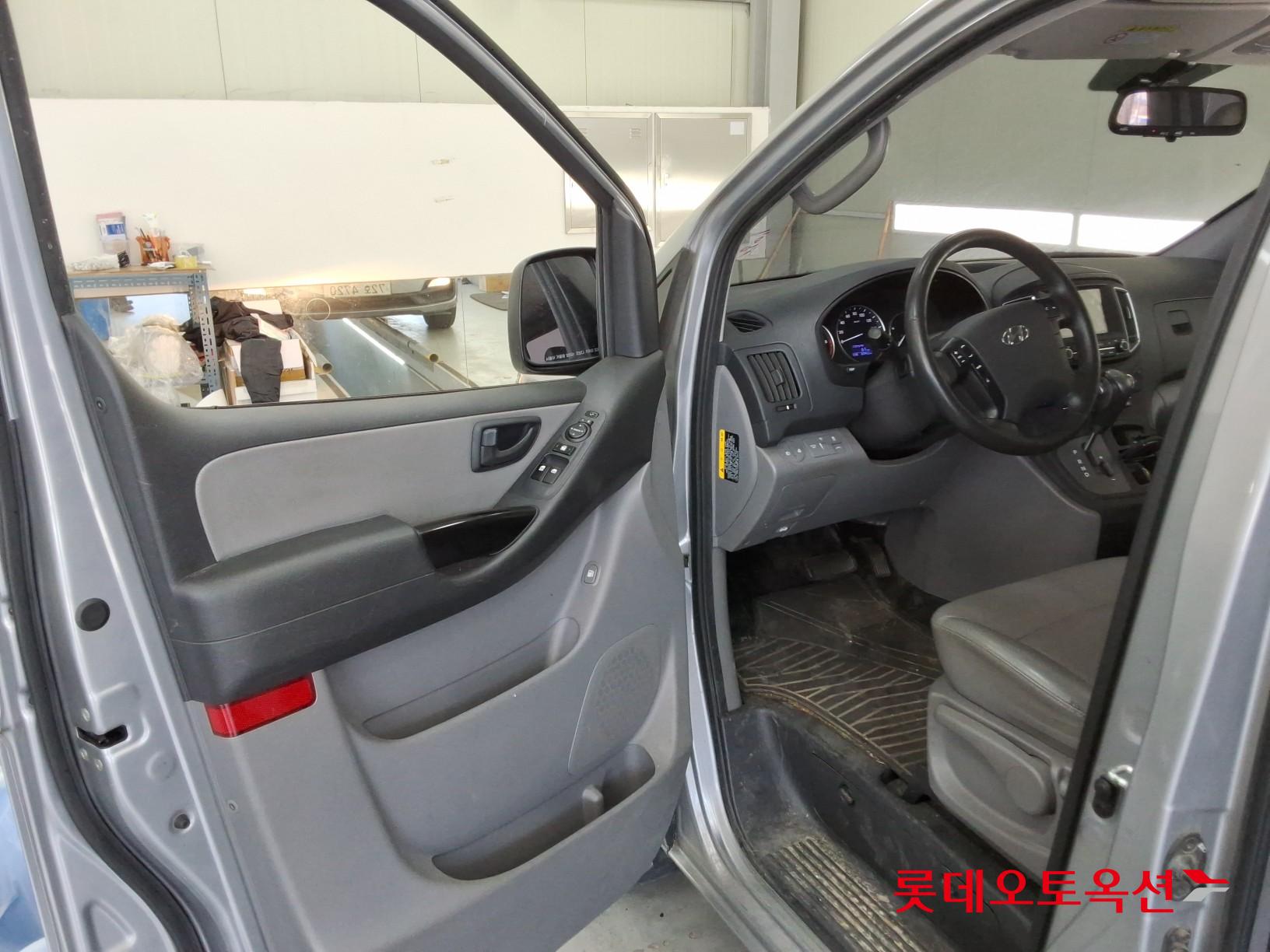 Hyundai Grand Starex - 35