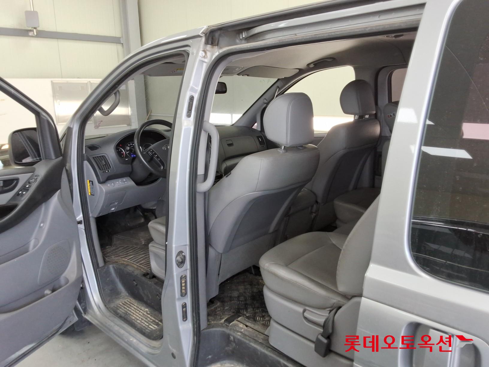 Hyundai Grand Starex - 37