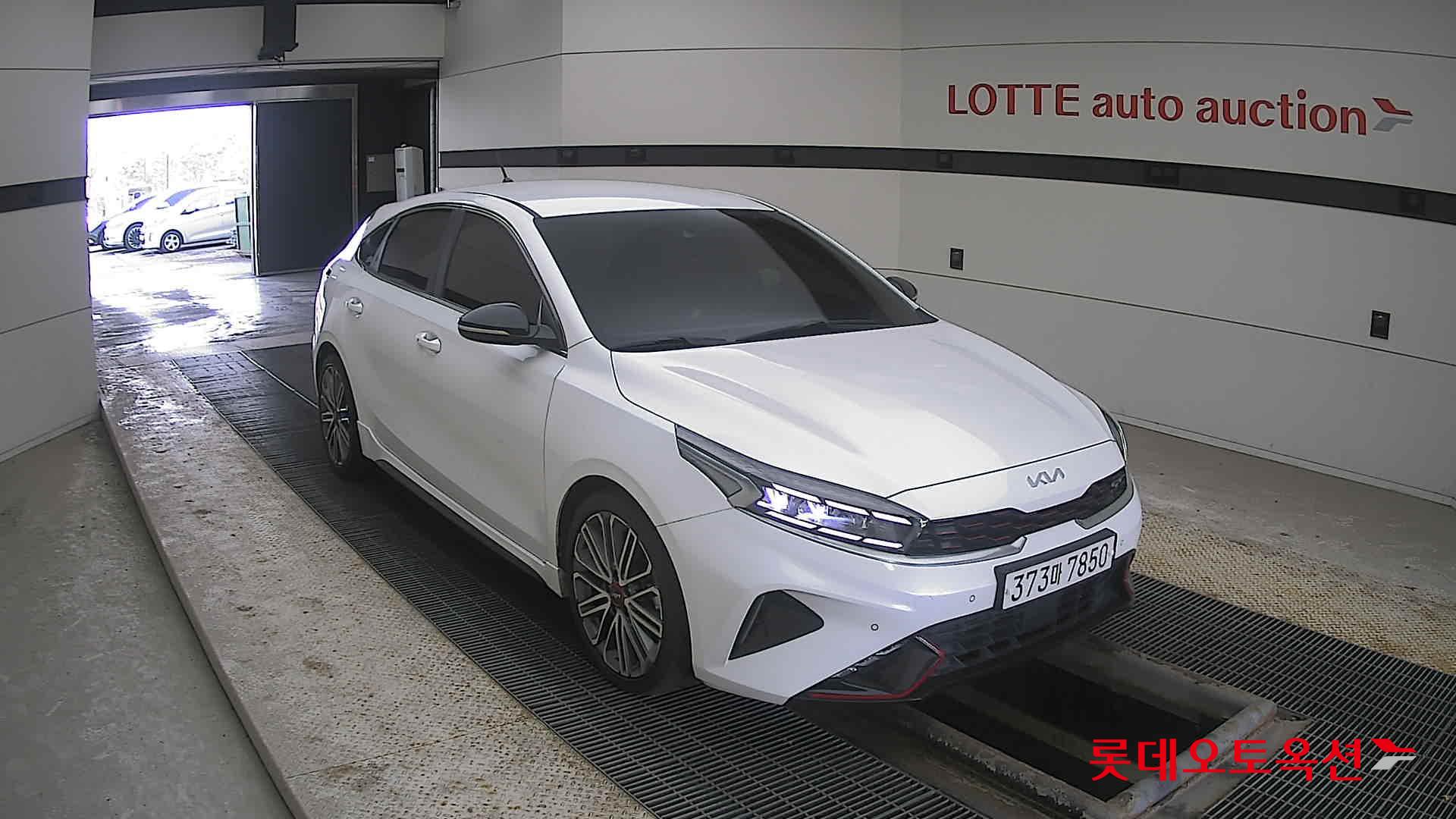 Kia K3 2022 Snow White Pearl из Кореи, фото 2