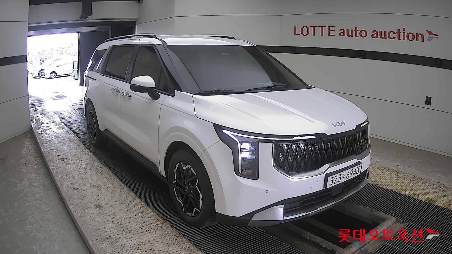 Kia Carnival 2024 Snow White Pearl из Кореи, фото 2