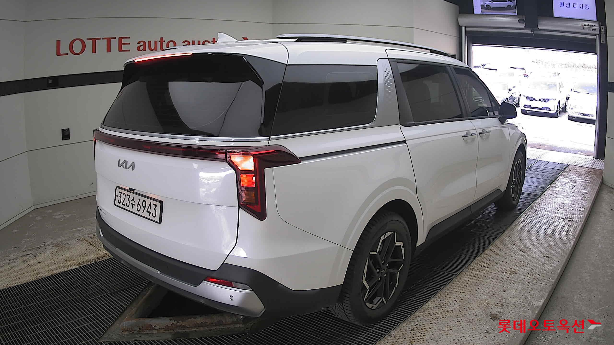 Kia Carnival 2024 Snow White Pearl из Кореи, фото 4