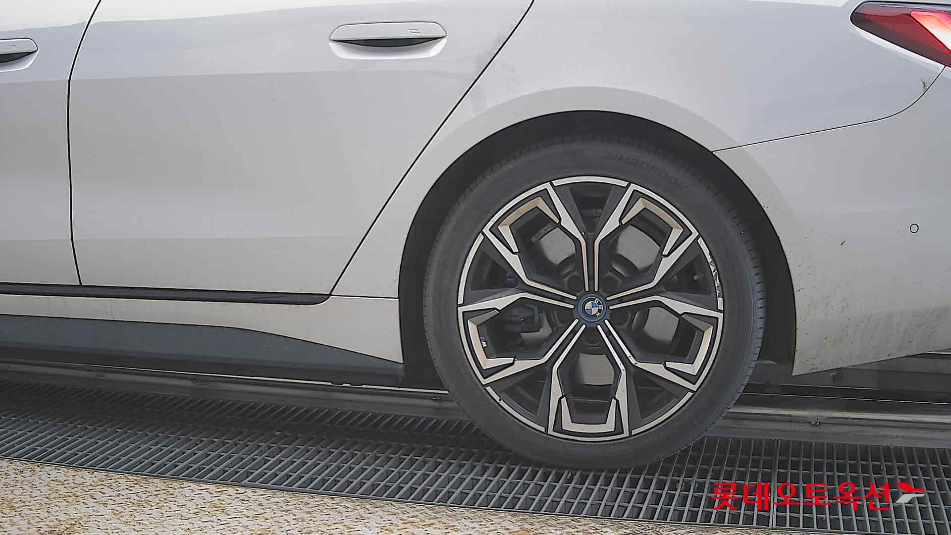 BMW i4 - 26