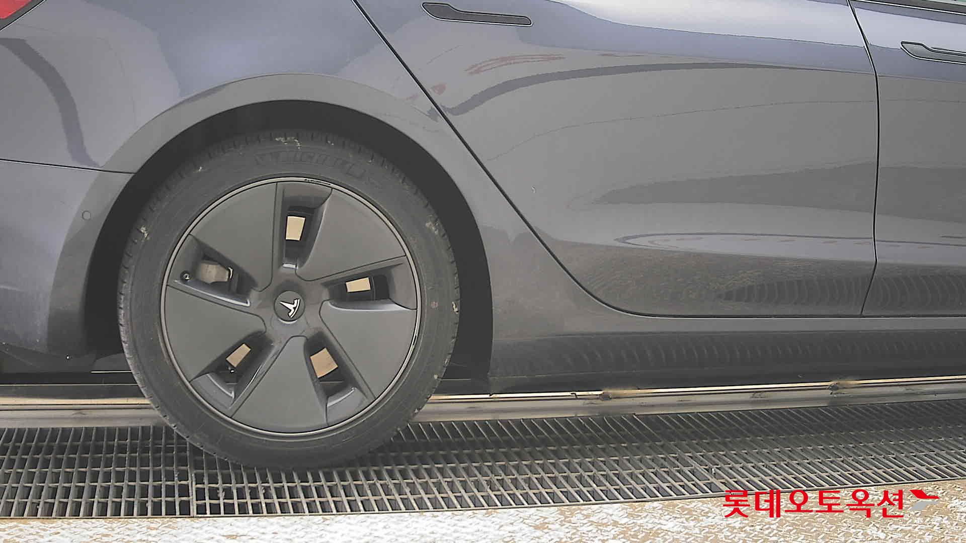 Tesla Model 3 - 28