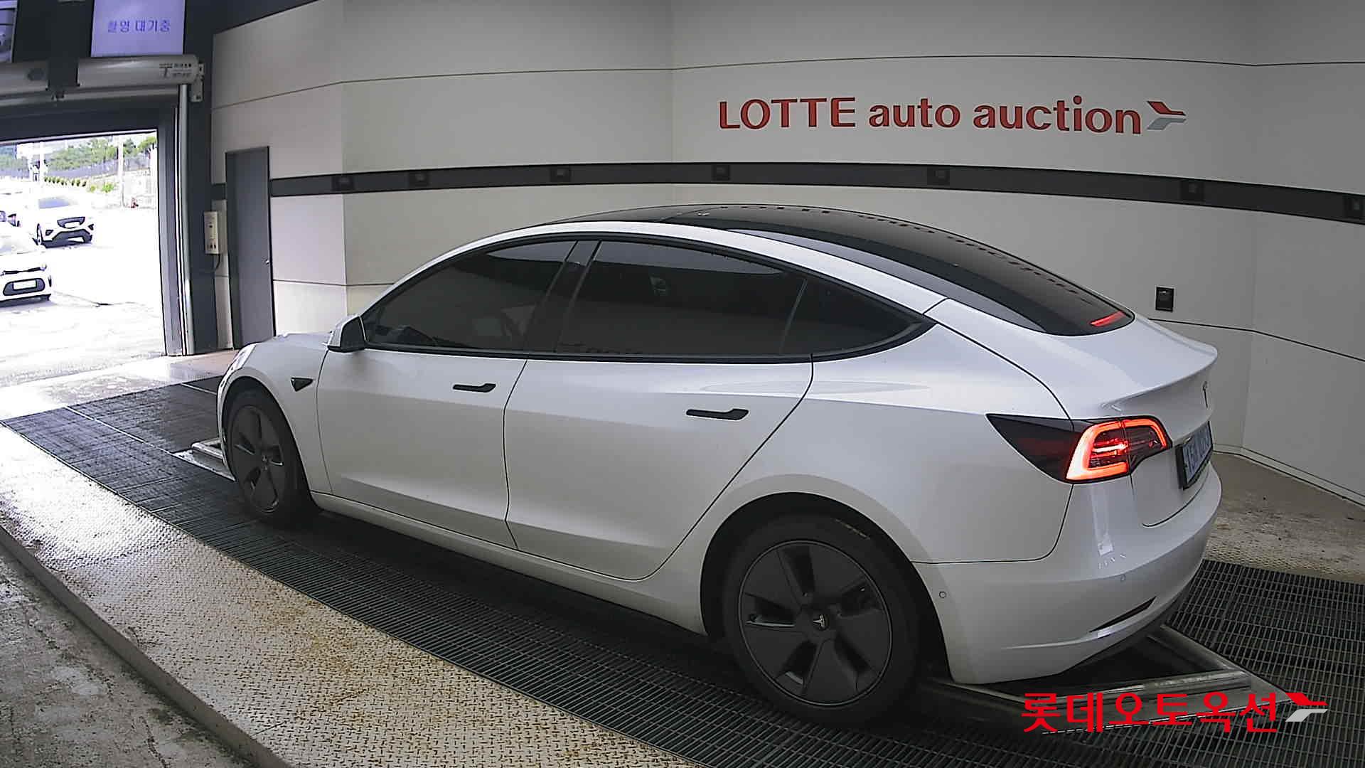 2022 - tesla model 3