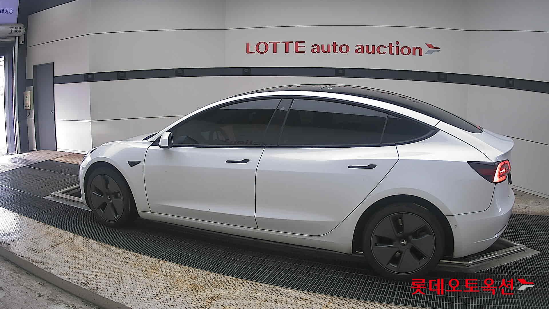 2022 - tesla model 3